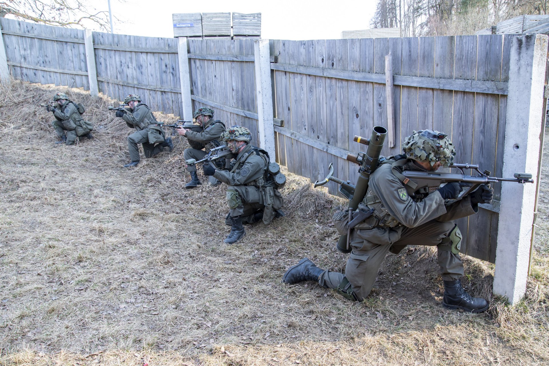 Soldaten trainieren den Orts- und Häuserkampf.
