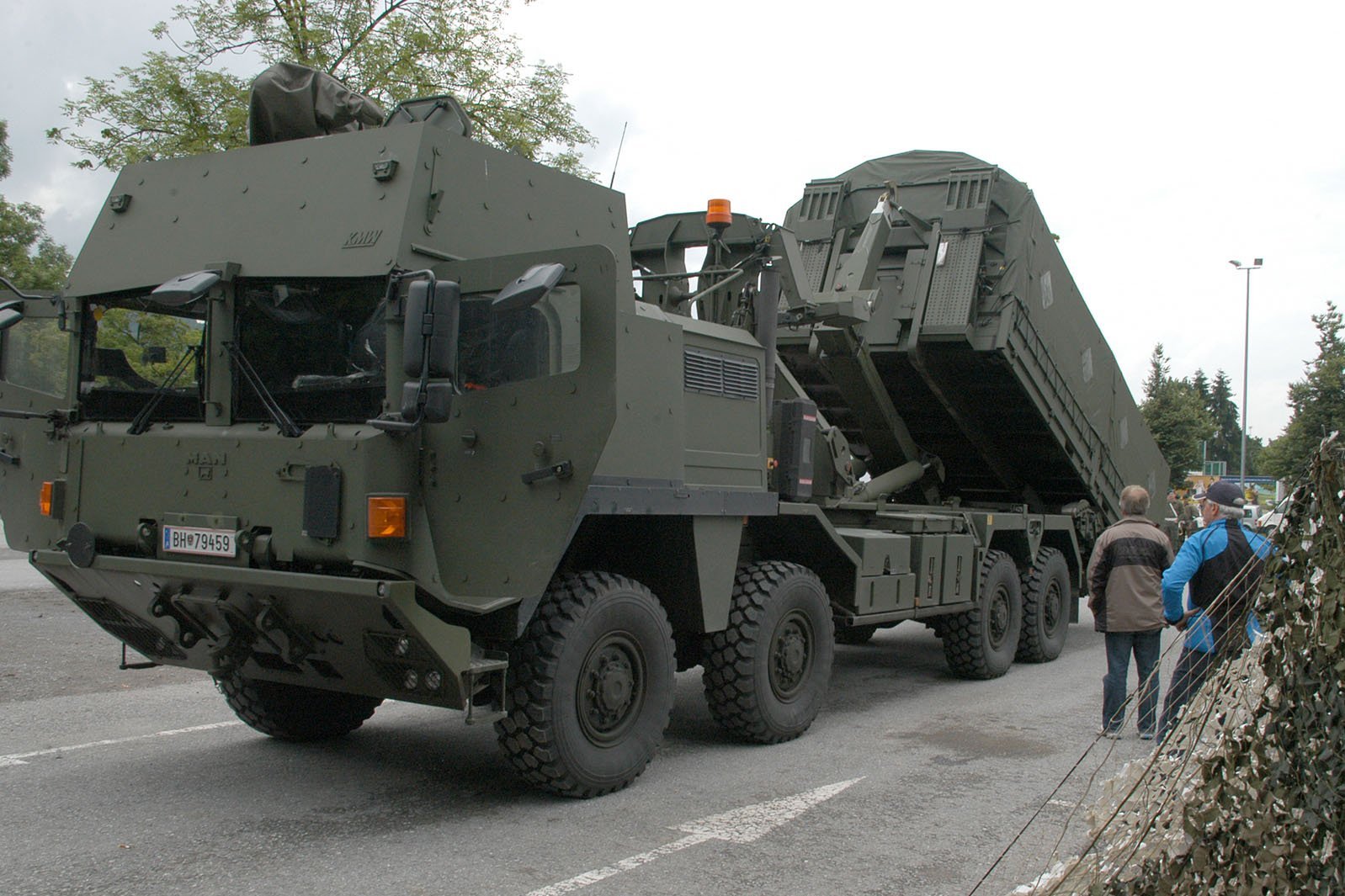 Ein gepanzerter LKW mit Hakenladesystem.