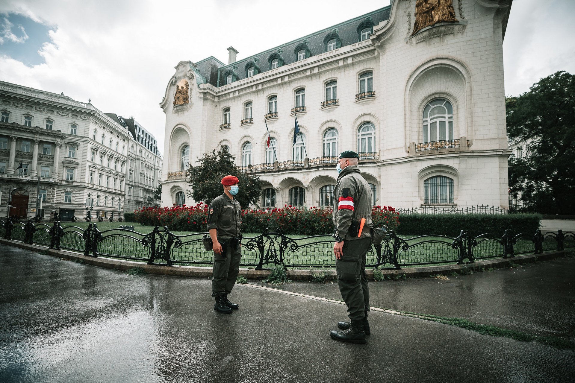 Milizsoldaten bewachen die französische Botschaft 