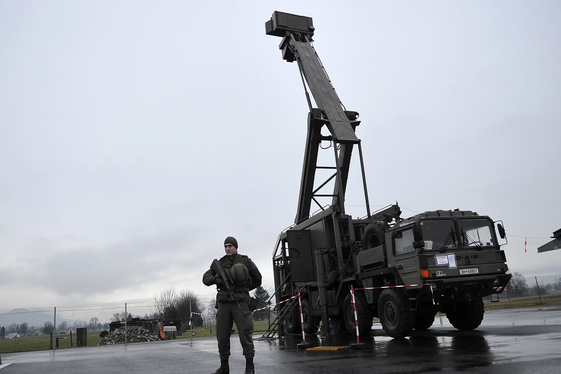 Ein Soldat bewacht eine mobile Radaranlage der Flugmeldetruppe.