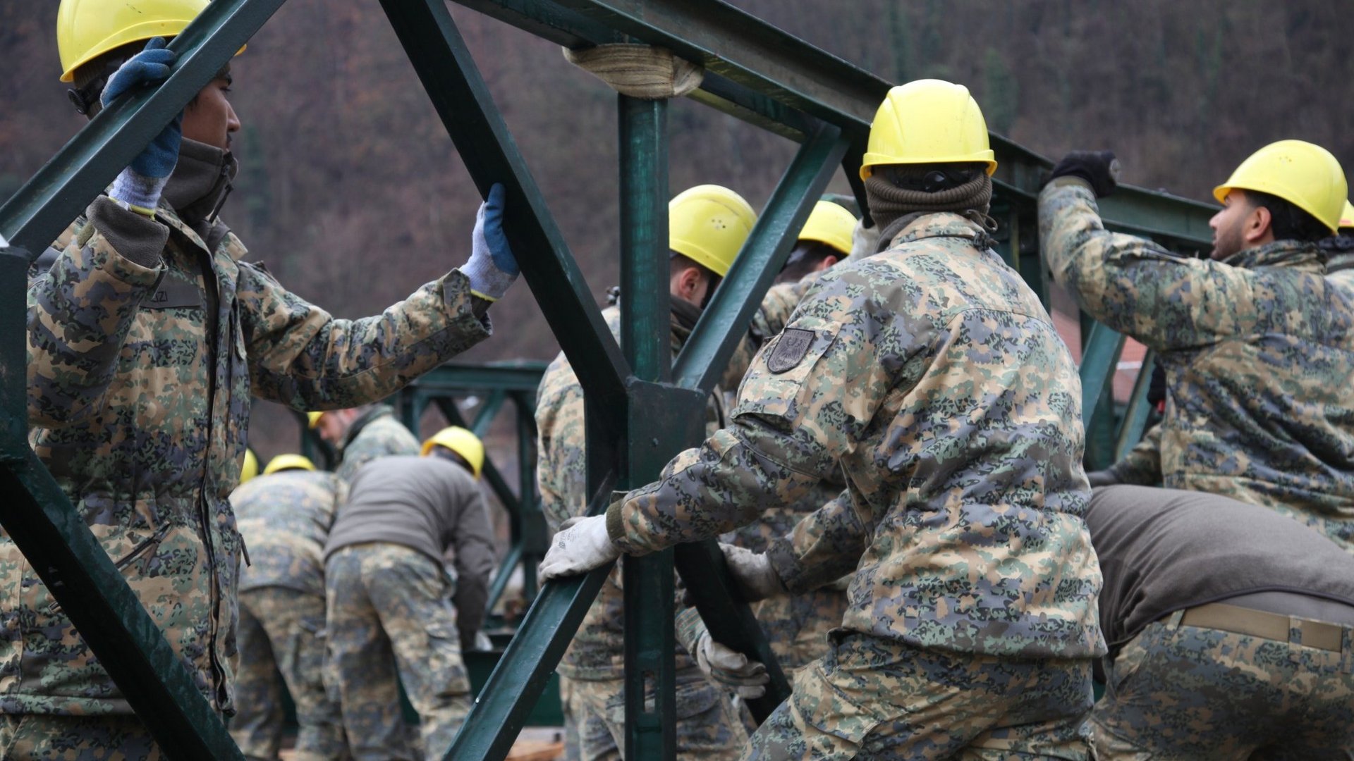 Die Behelfsbrücke ist eine sogenannte "Bailey-Brücke".