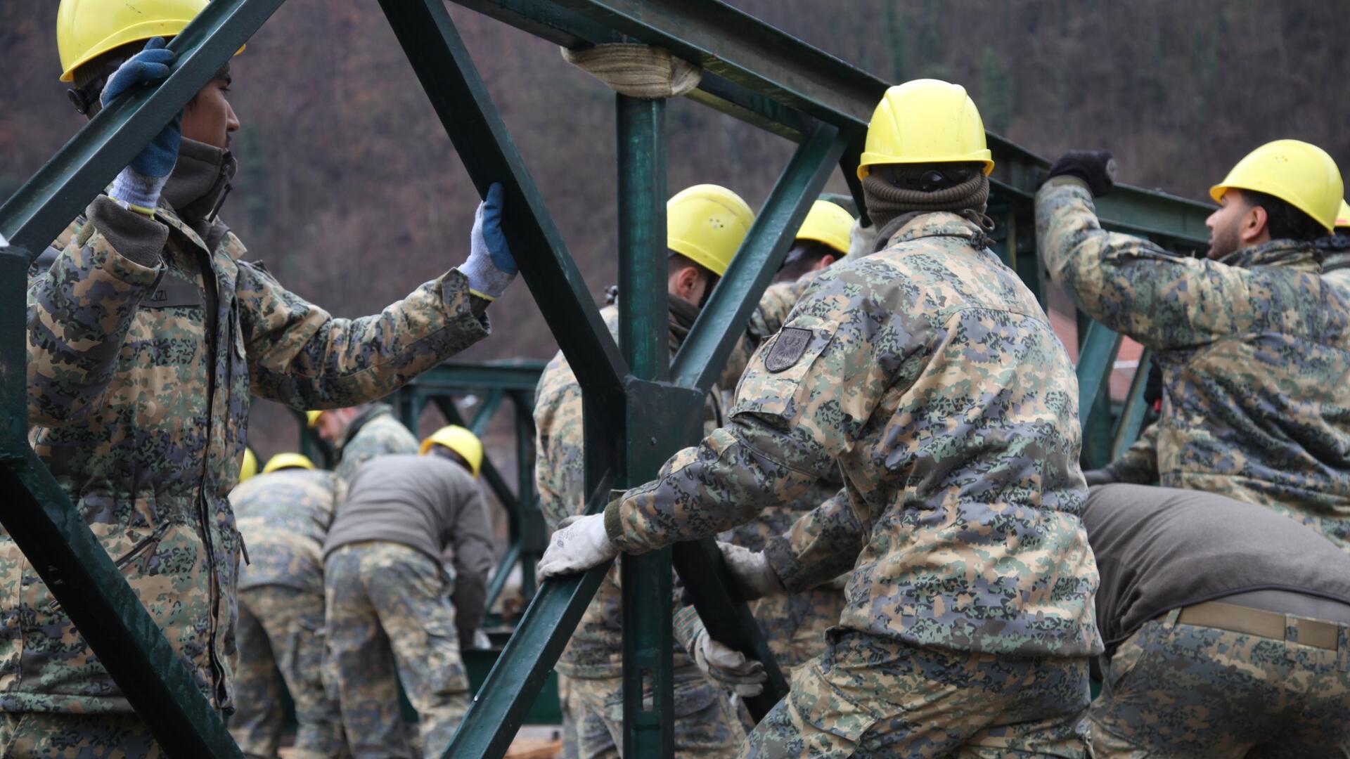 Die Behelfsbrücke ist eine sogenannte "Bailey-Brücke".