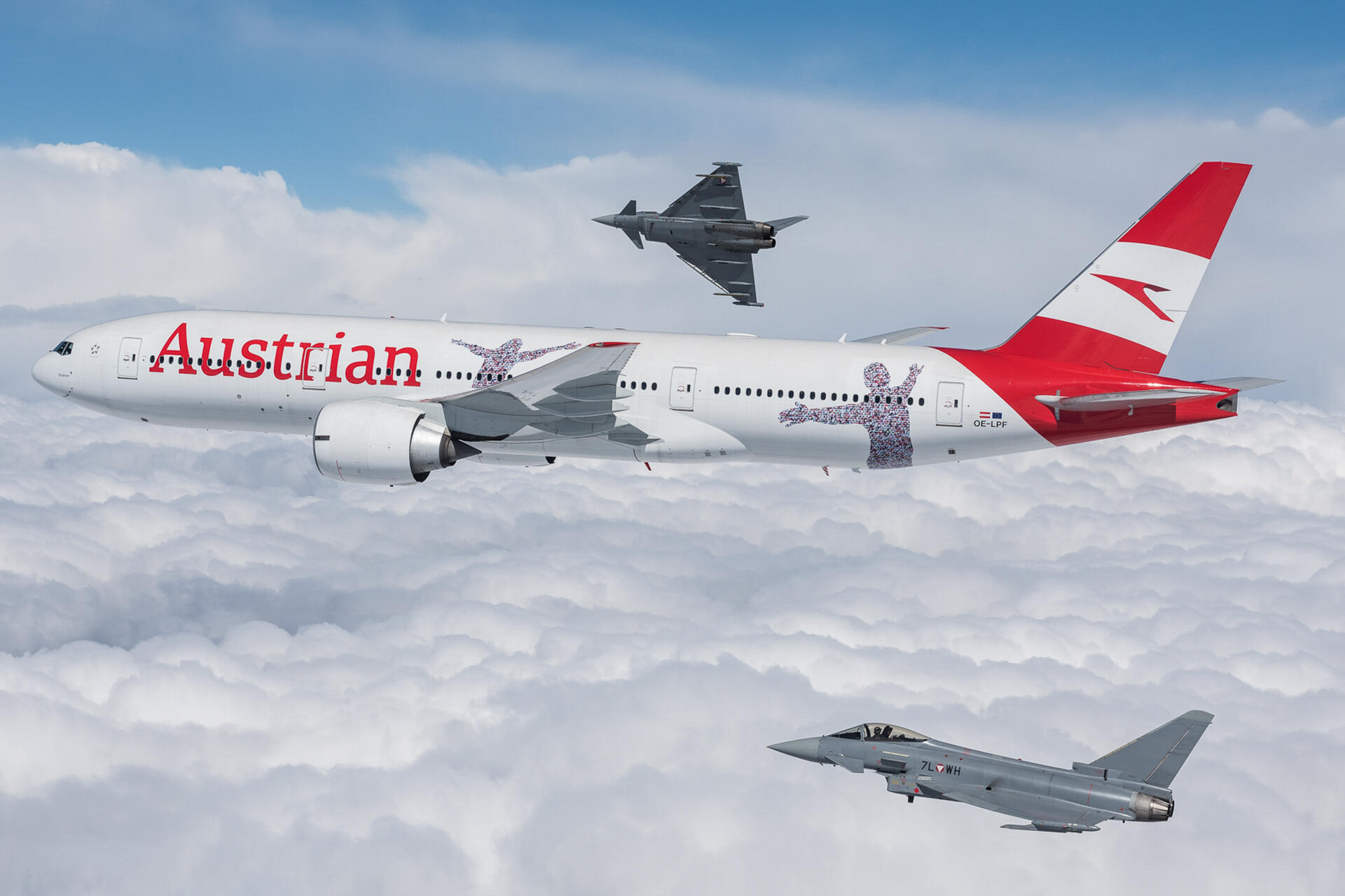 Zwei Eurofighter üben das Abfangen von Flugzeugen mit einer Boeing 777 der AUA.