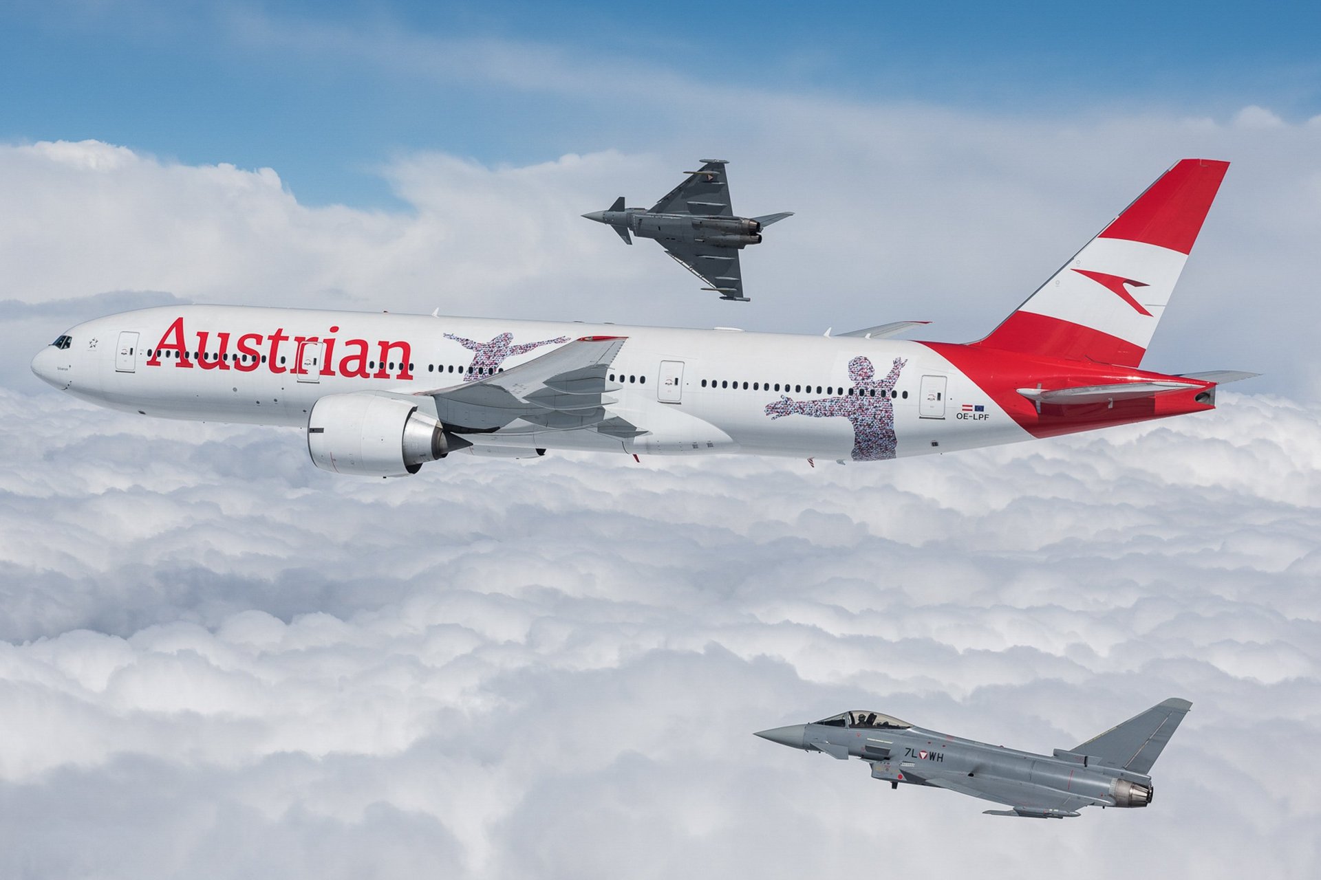 Zwei Eurofighter üben das Abfangen von Flugzeugen mit einer Boeing 777 der AUA.