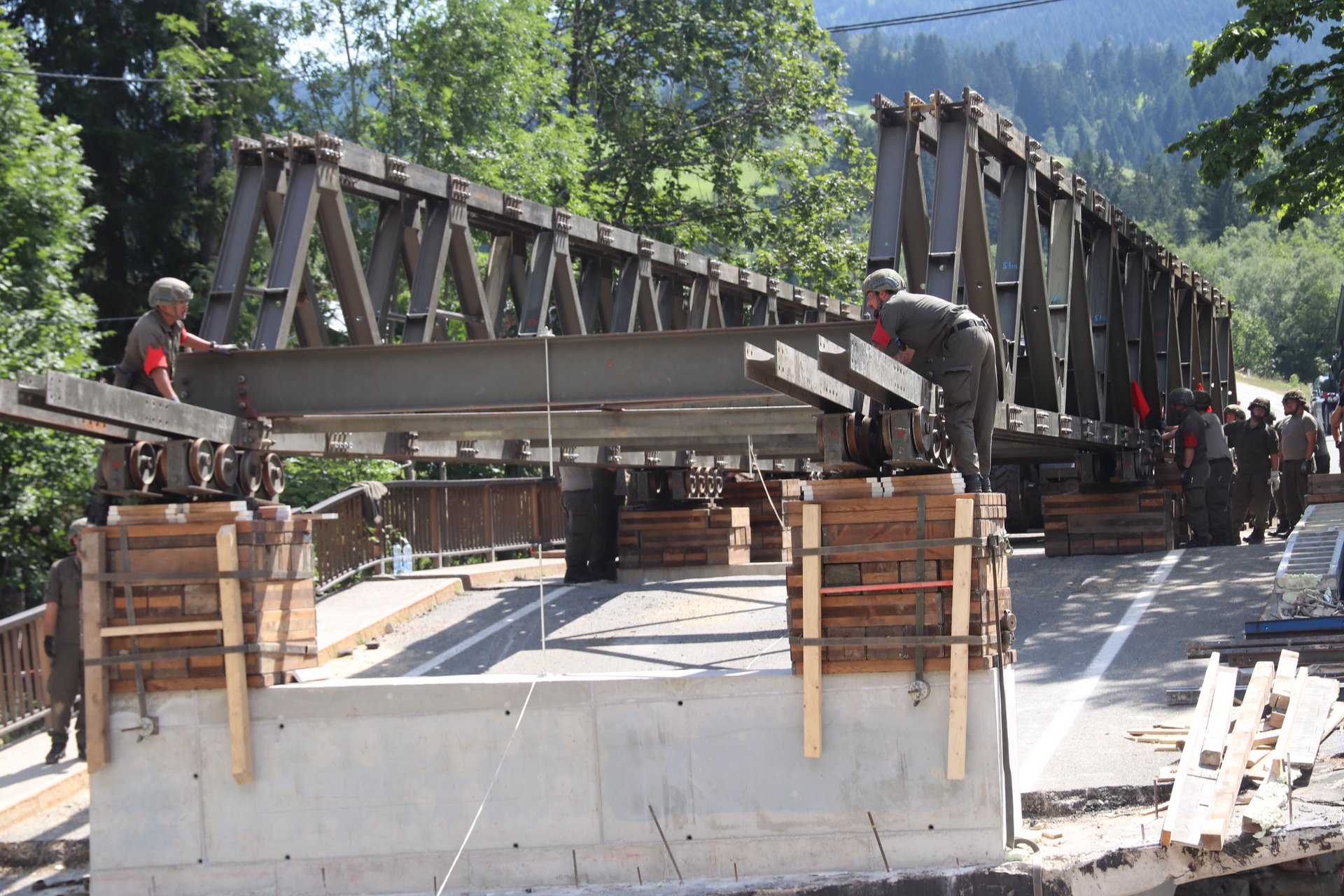 Salzburger Pioniere errichten nach heftigen Niederschlägen eine Brücke.