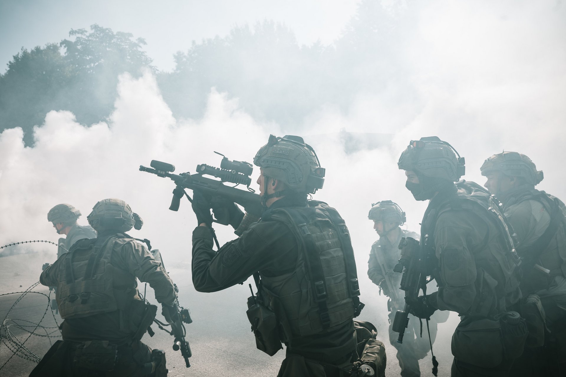 Soldaten gehen bei dichtem Rauch in einer Ortskampfanlage vor.