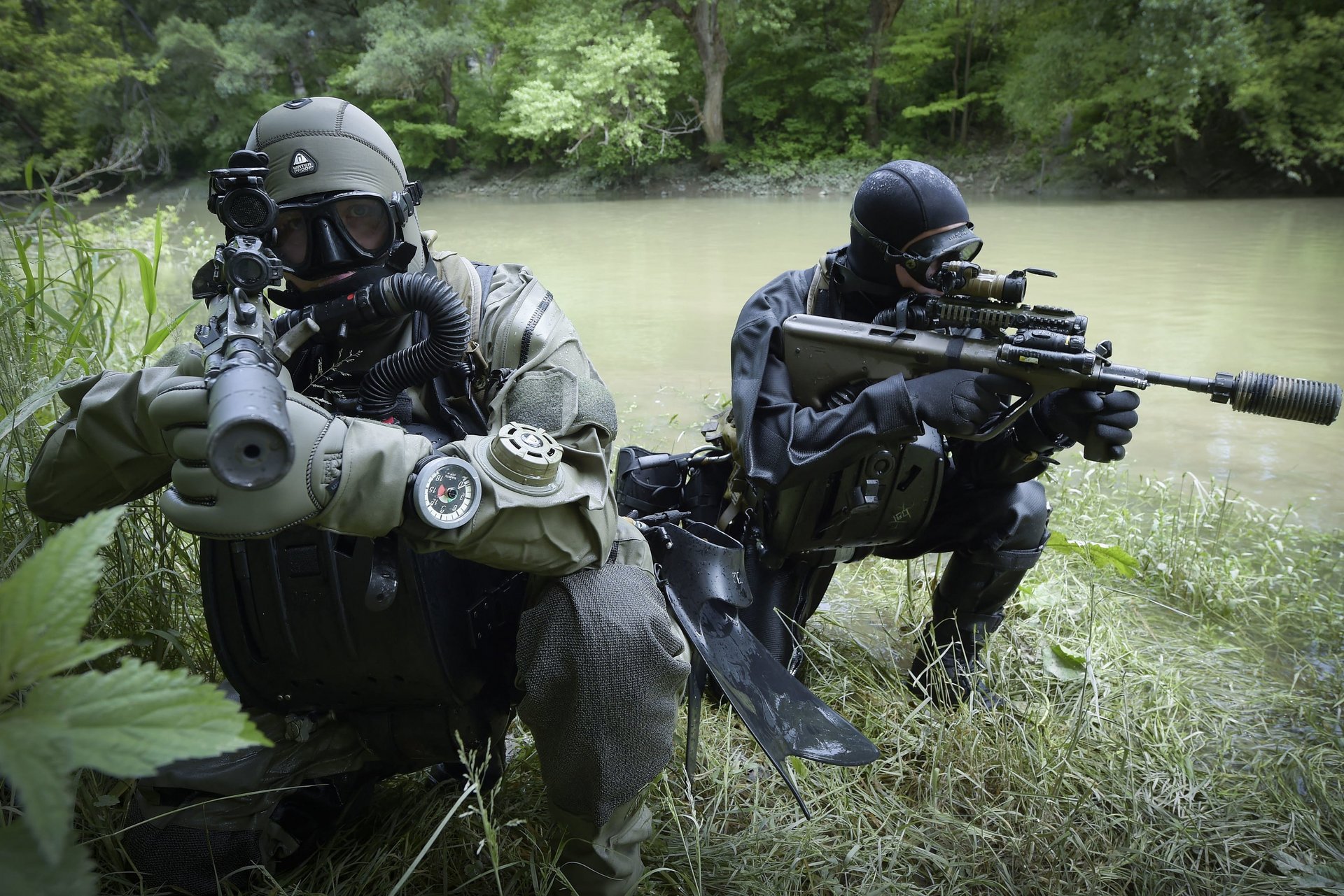 Kampfschwimmer des Jagdkommandos am Ufer eines Gewässers.
