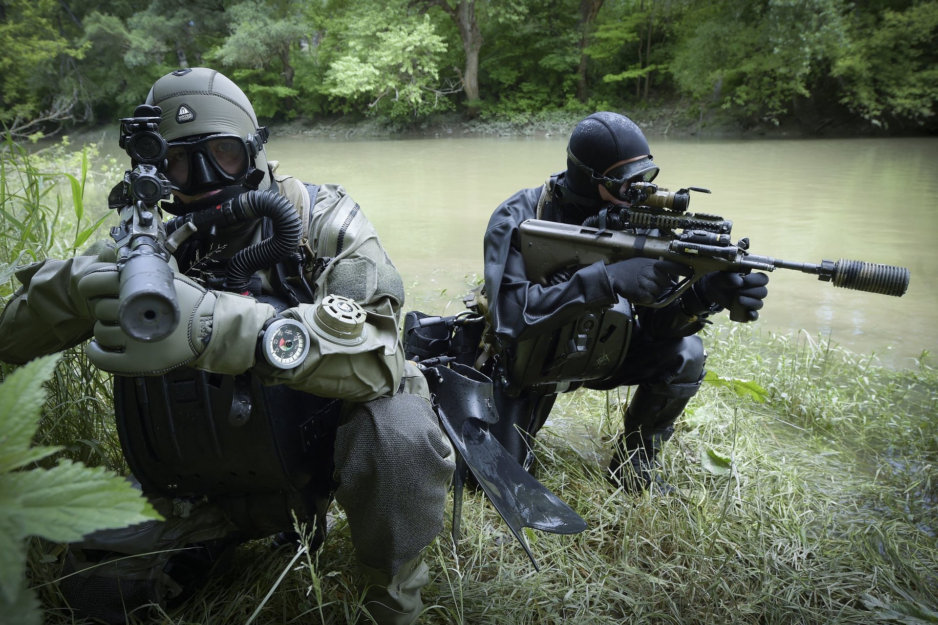 Kampfschwimmer des Jagdkommandos am Ufer eines Gewässers.