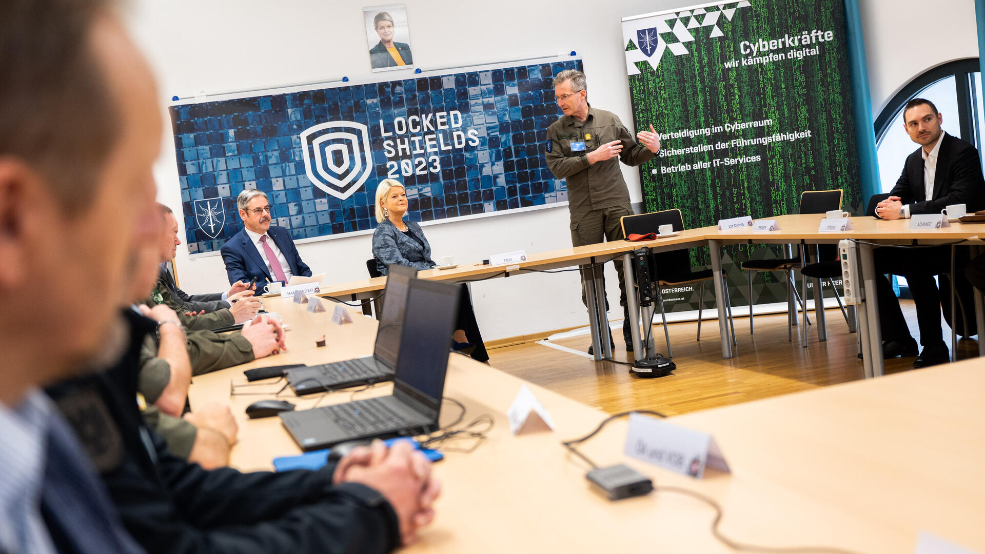 Verteidigungsministerin Klaudia Tanner besuchte die weltweite Cyberübung "Locked Shields 23".