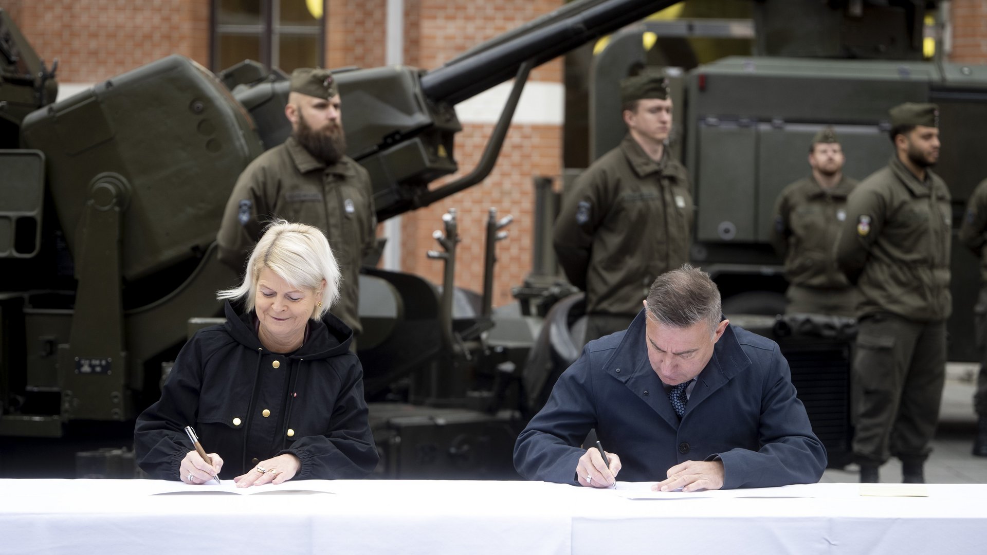 Verteidigungsministerin Klaudia Tanner und der CEO von "Rheinmetall Air Defence", Oliver Dürr, unterzeichnen den Vertrag. 
