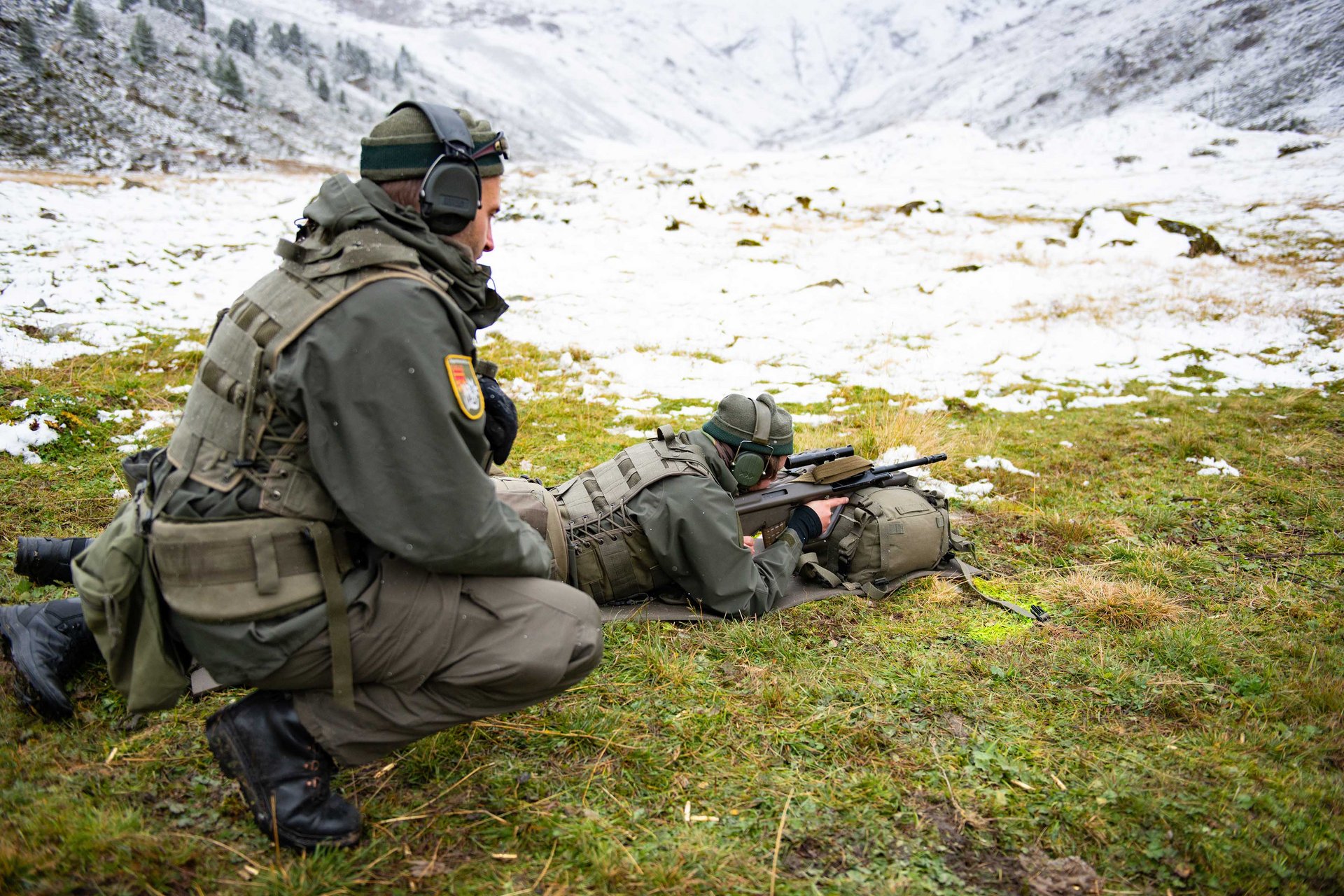 Milizsoldaten des Jägerbataillons Vorarlberg beim Scharfschießen mit dem Sturmgewehr.