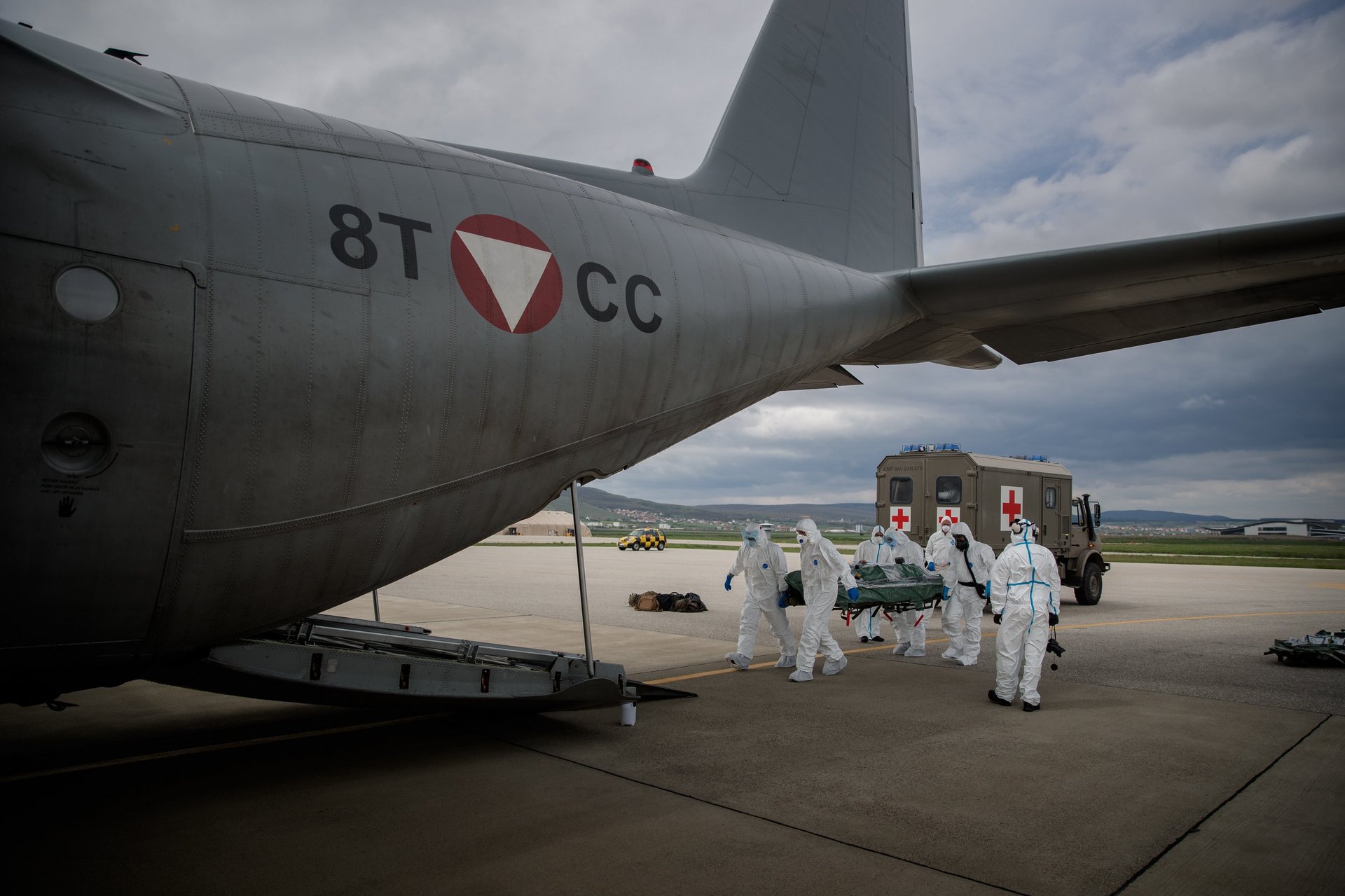 Erkrankte Soldaten werden in ein Transportflugzeug gebracht.