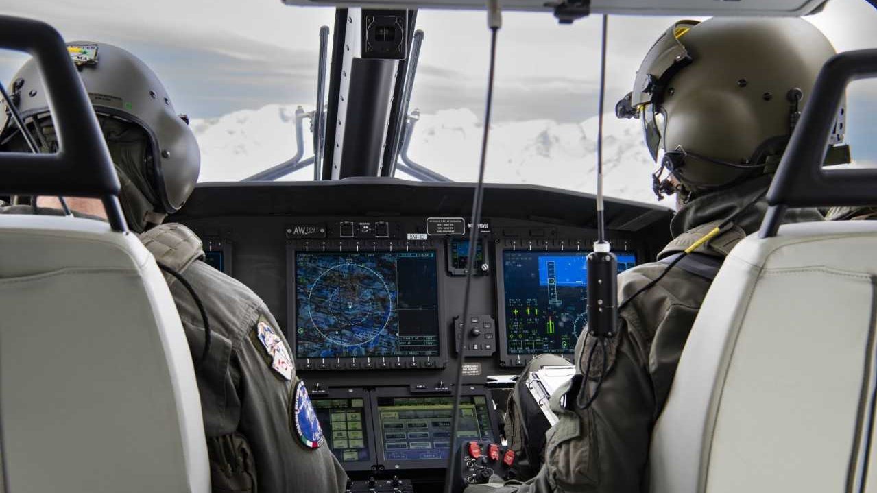 Die Piloten trainieren das Fliegen im Hochgebirge.