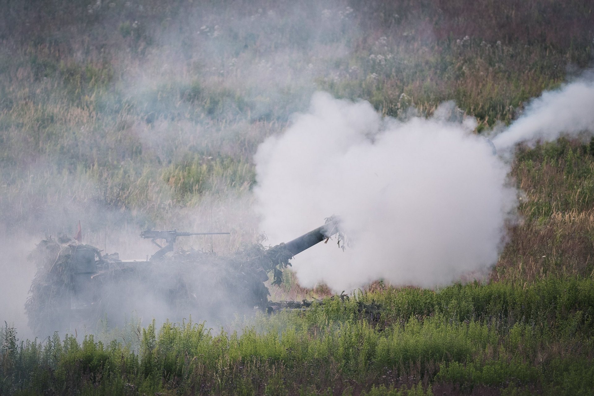 Eine Panzerhaubitze M-109A5Ö feuert ein Geschoss ab.