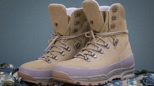 Bundesheer: Verteidigungsministerin Tanner bergab neue Kampfstiefel an Truppe