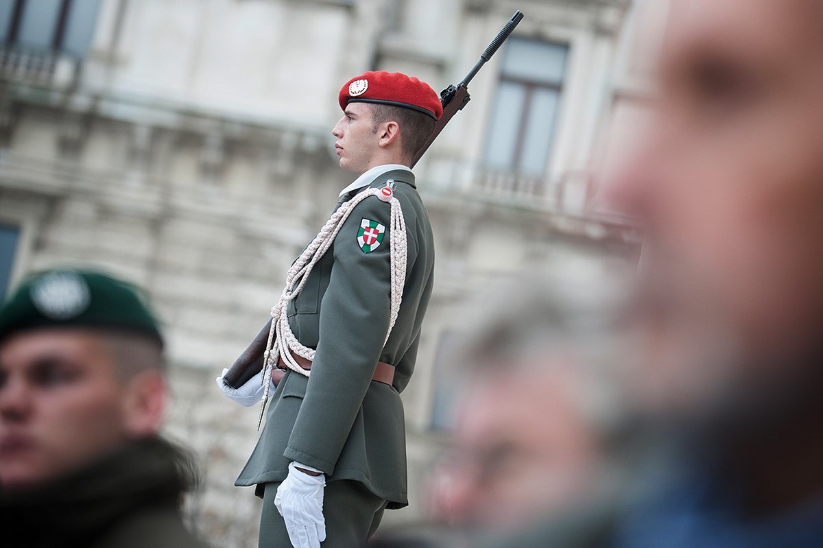 Ein Soldat der Garde am Heldenplatz in Wien.