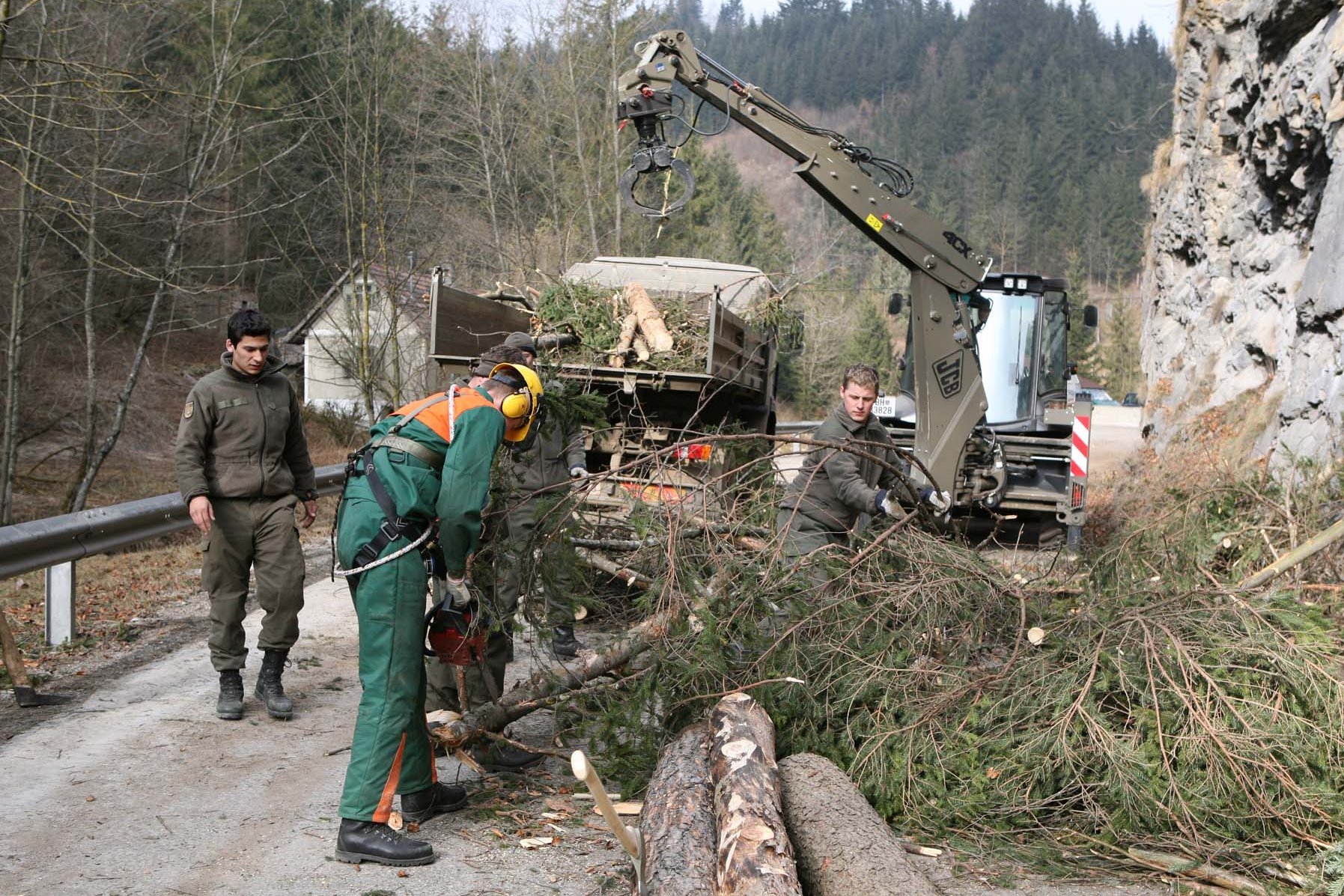 Soldaten räumen mithilfe von schwerem Gerät die Zufahrt in die Weizklamm.