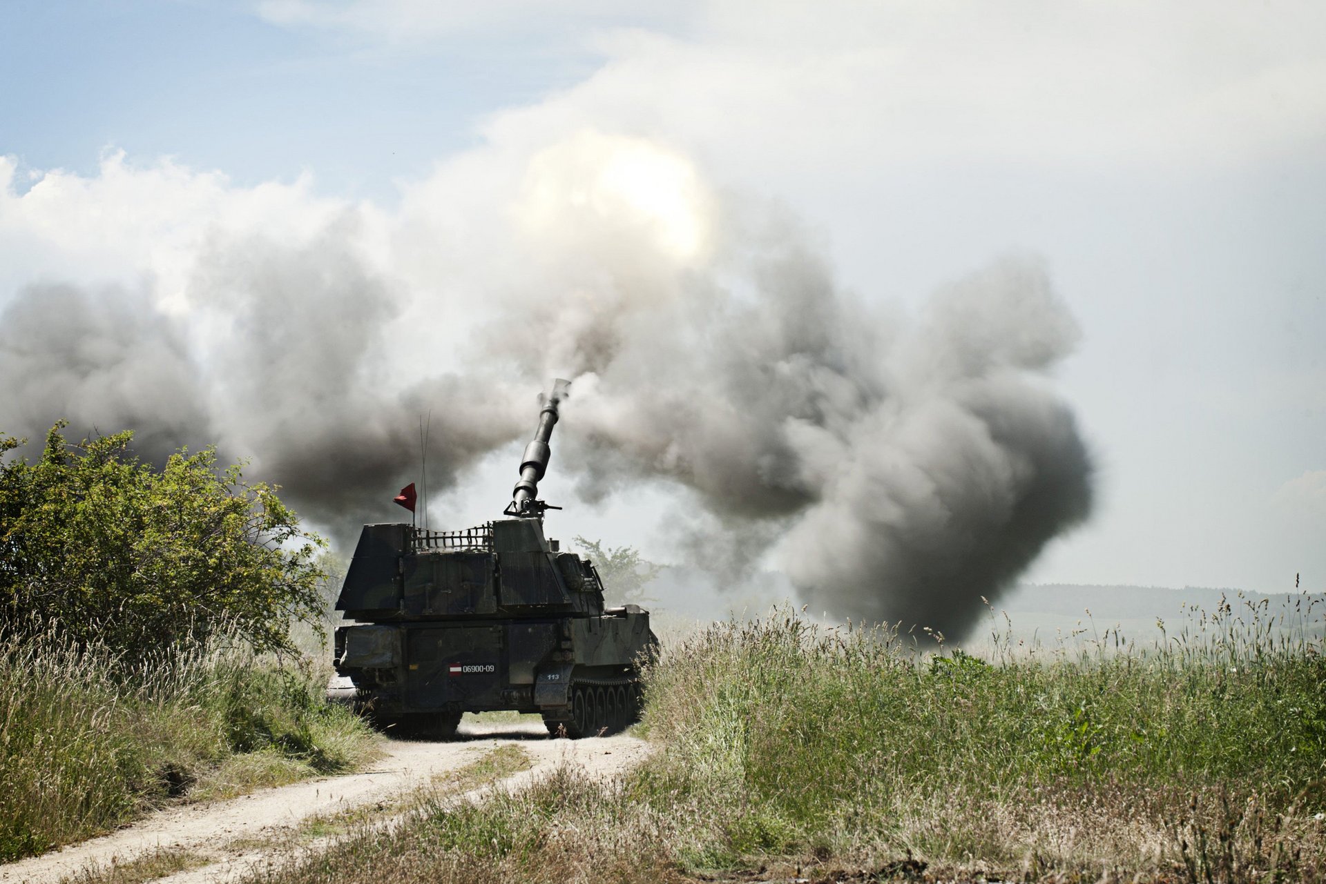 Eine Panzerhaubitze M-109A5Ö feuert am Truppenübungsplatz Allentsteig.