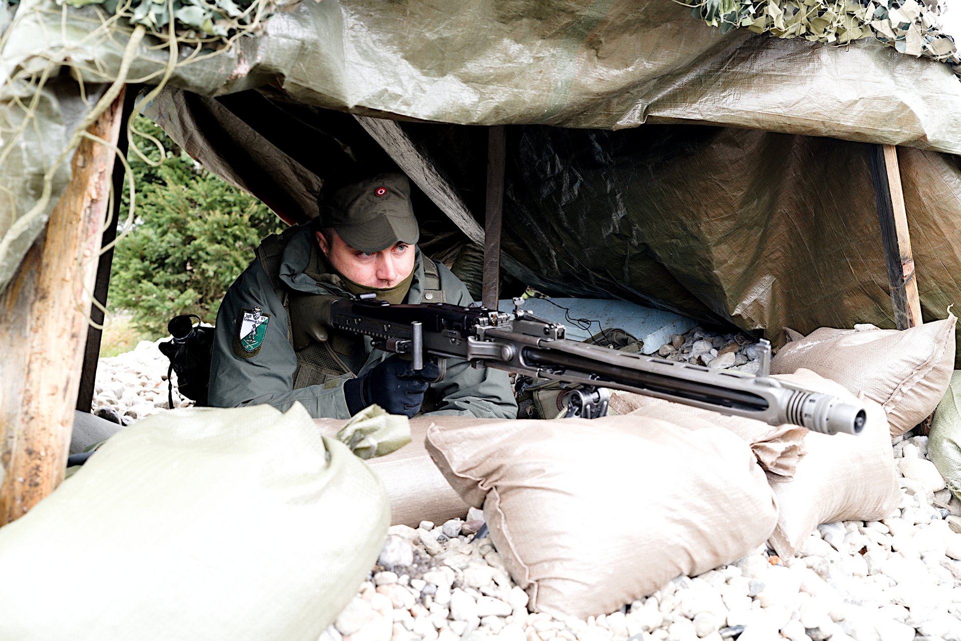 Ein MG-Schütze des Jägerbataillons Steiermark in Stellung.