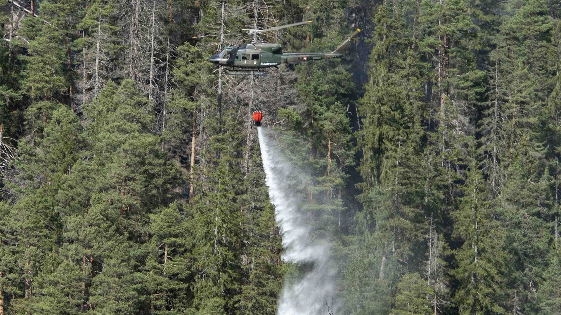 Ein Agusta Bell 212-Hubschrauber im Löscheinsatz.