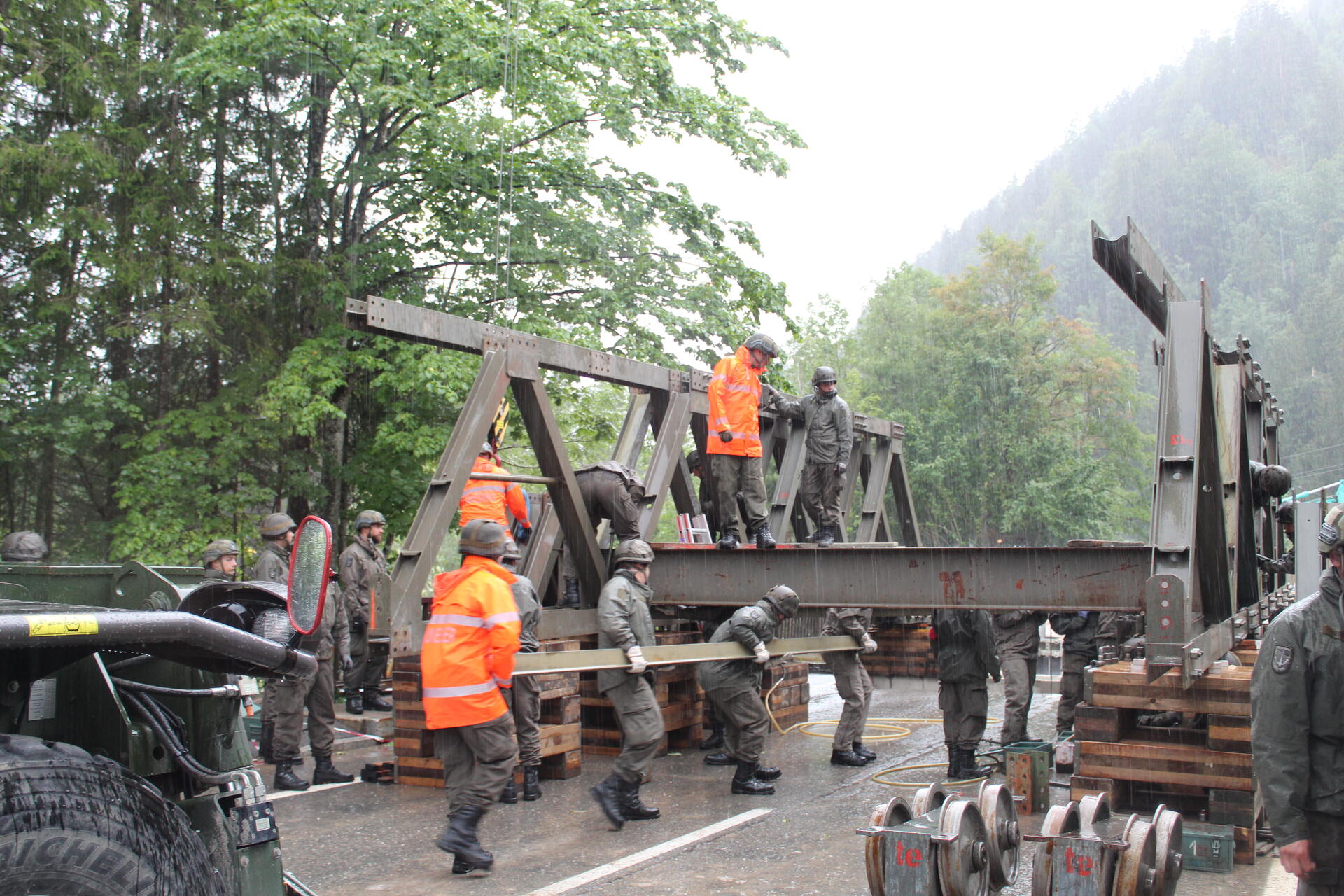 Salzburger Pioniere errichten nach heftigen Niederschlägen eine Brücke.