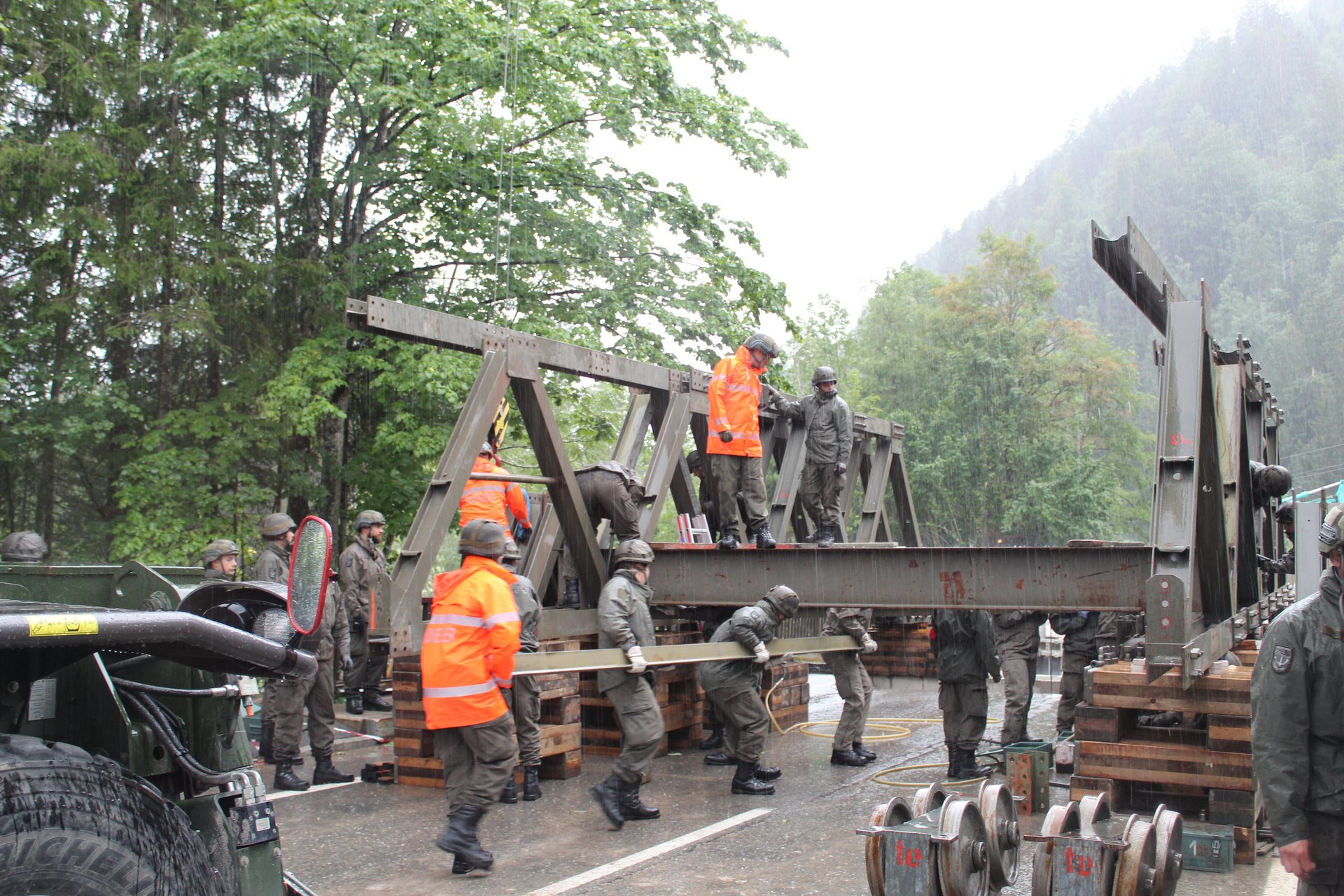 Salzburger Pioniere errichten nach heftigen Niederschlägen eine Brücke.