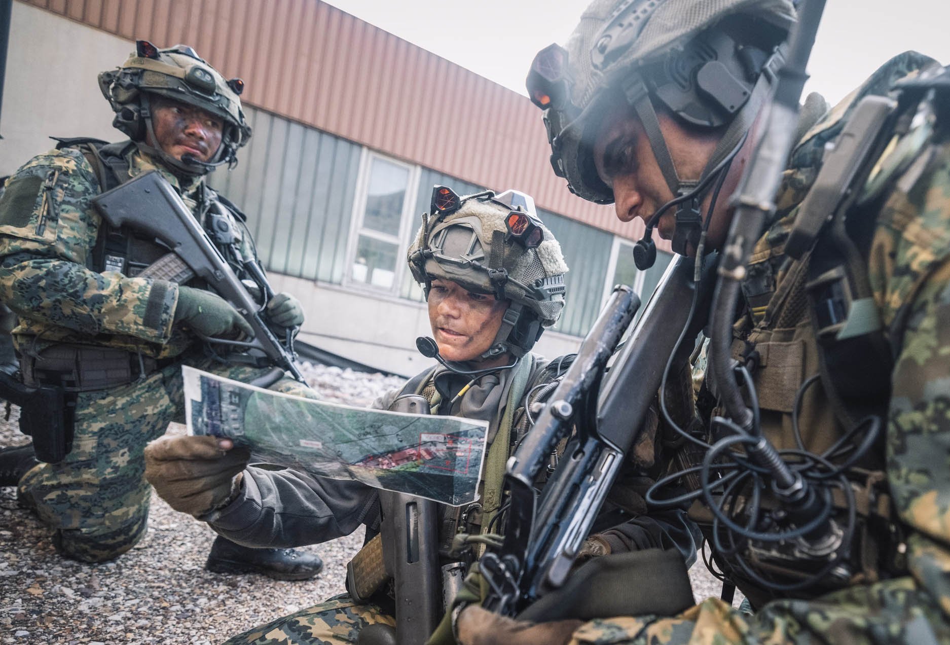 Während eines Trainings besprechen Soldaten das weitere Vorgehen.