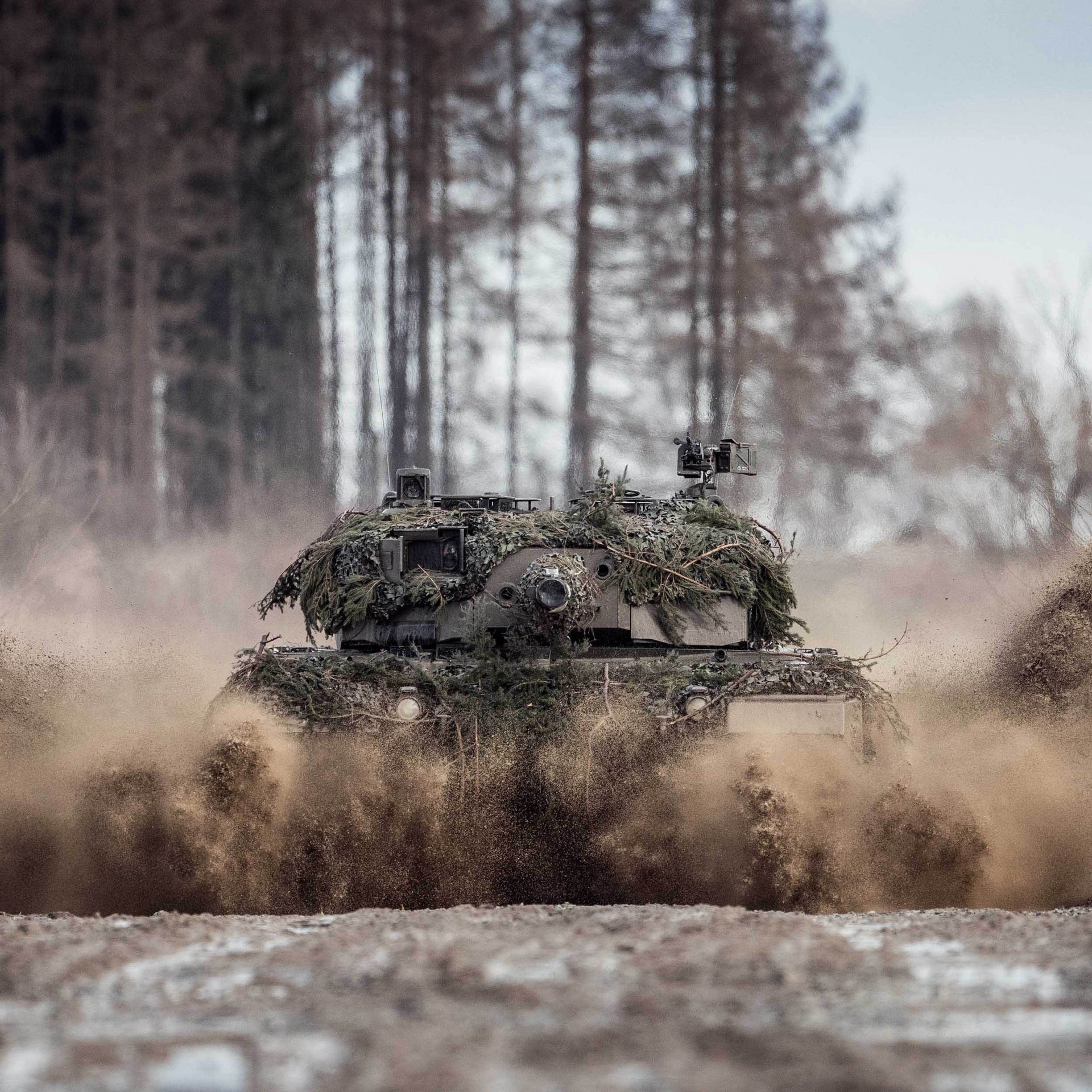 Ein Kampfpanzer "Leopard" 2A4 fährt durch eine Pfütze.
