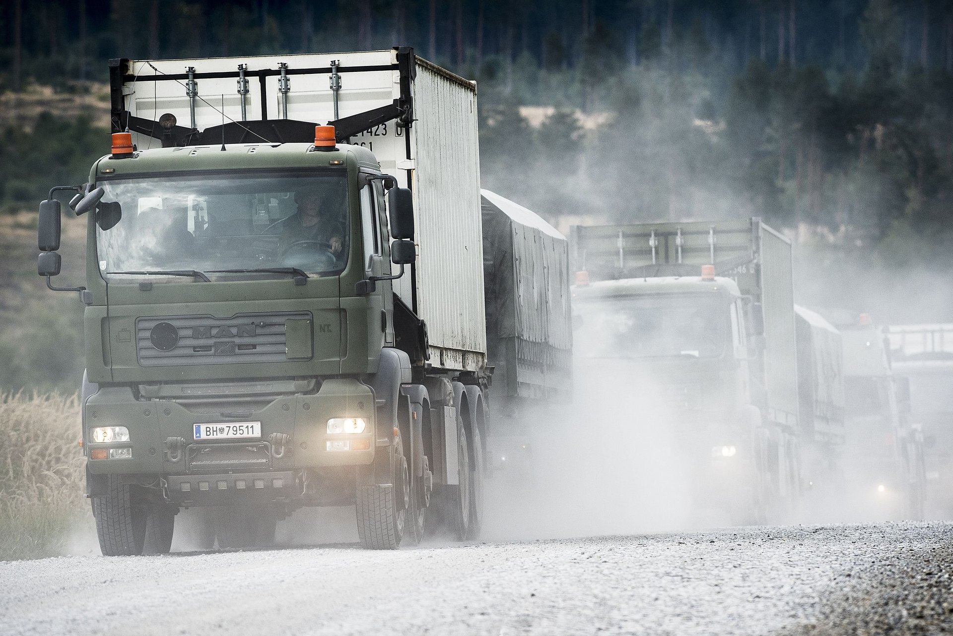 LKW der Versorgungstruppe fahren im Konvoi.