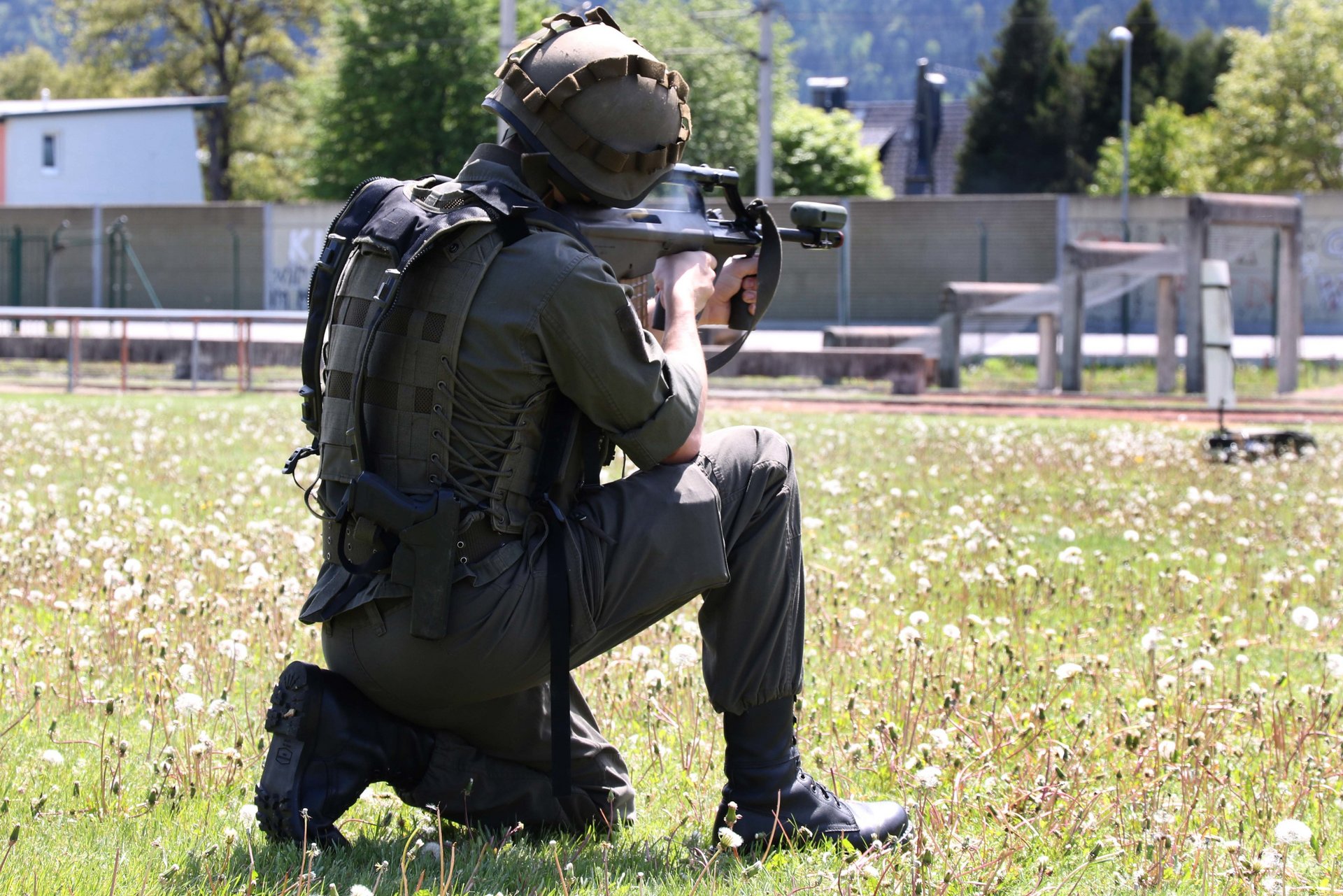 Ein Milizsoldat des Jägerbataillons Kärnten schießt mit seinem Sturmgewehr.