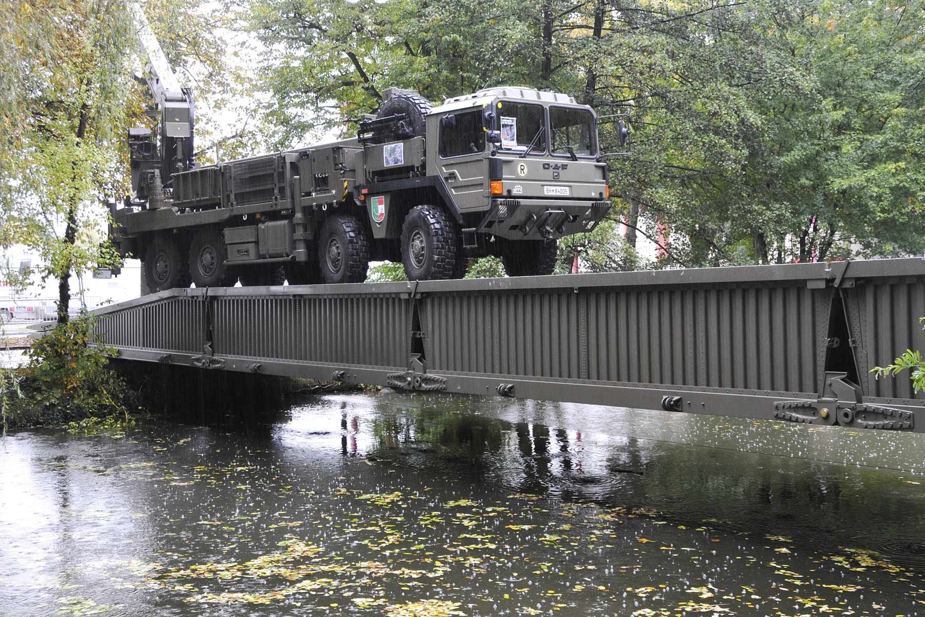 Ein Lkw fährt über eine Pionierbrücke 2000.