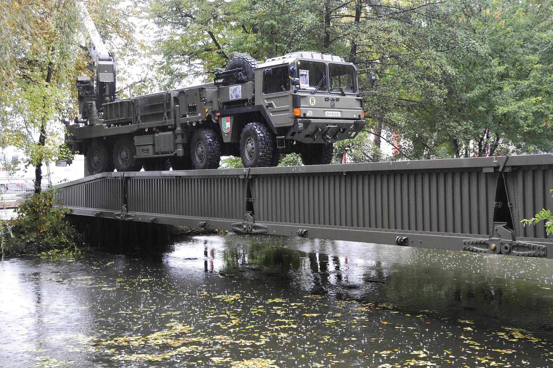 Ein Lkw fährt über eine Pionierbrücke 2000.