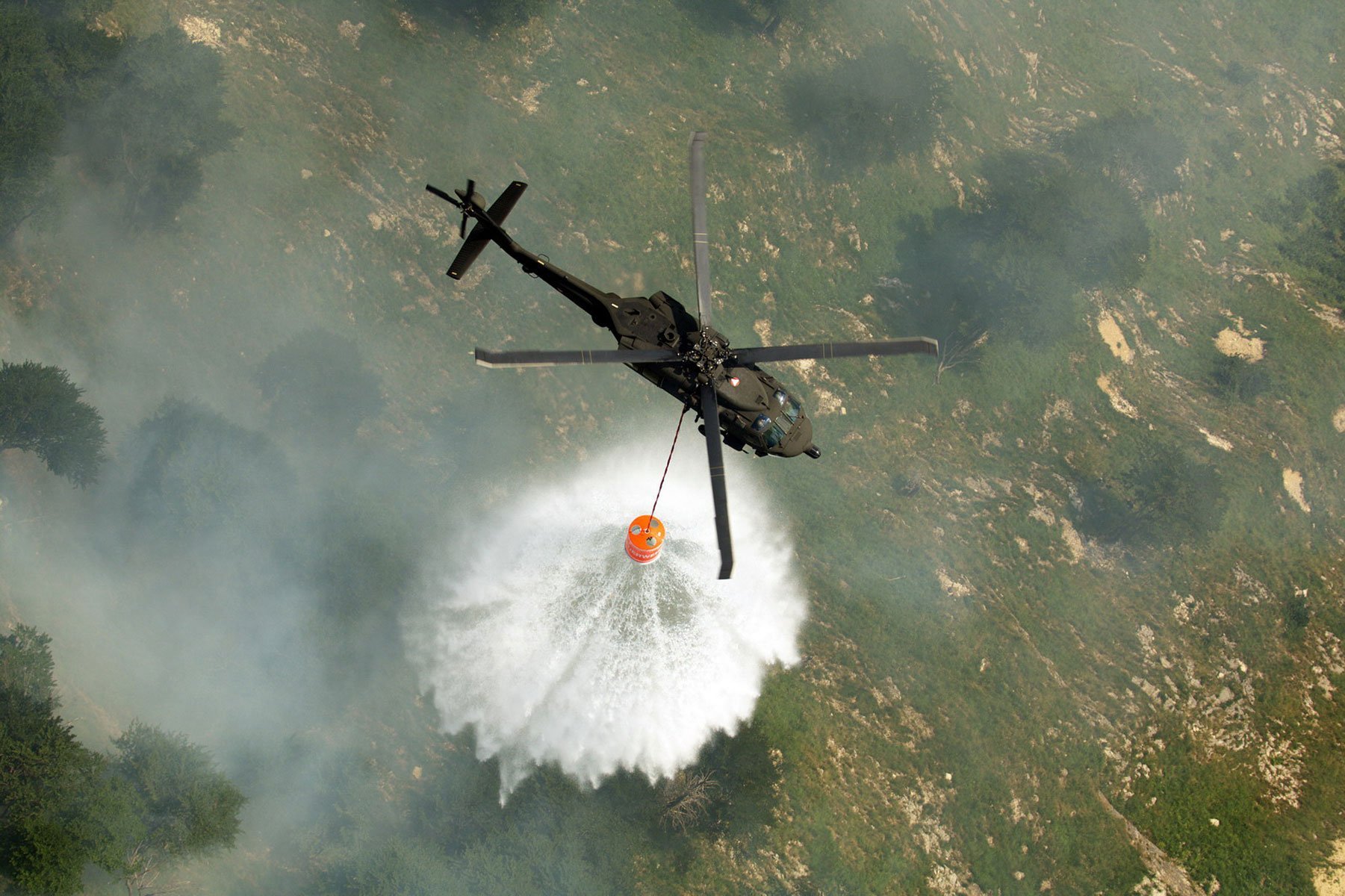 Ein Black Hawk löscht einen Waldbrand in Ebensee in Oberösterreich.