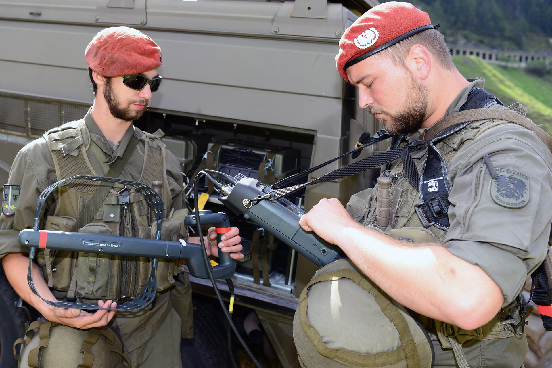 Soldaten der ELOKA-Truppe mit elektronischen Aufklärungsgeräten.