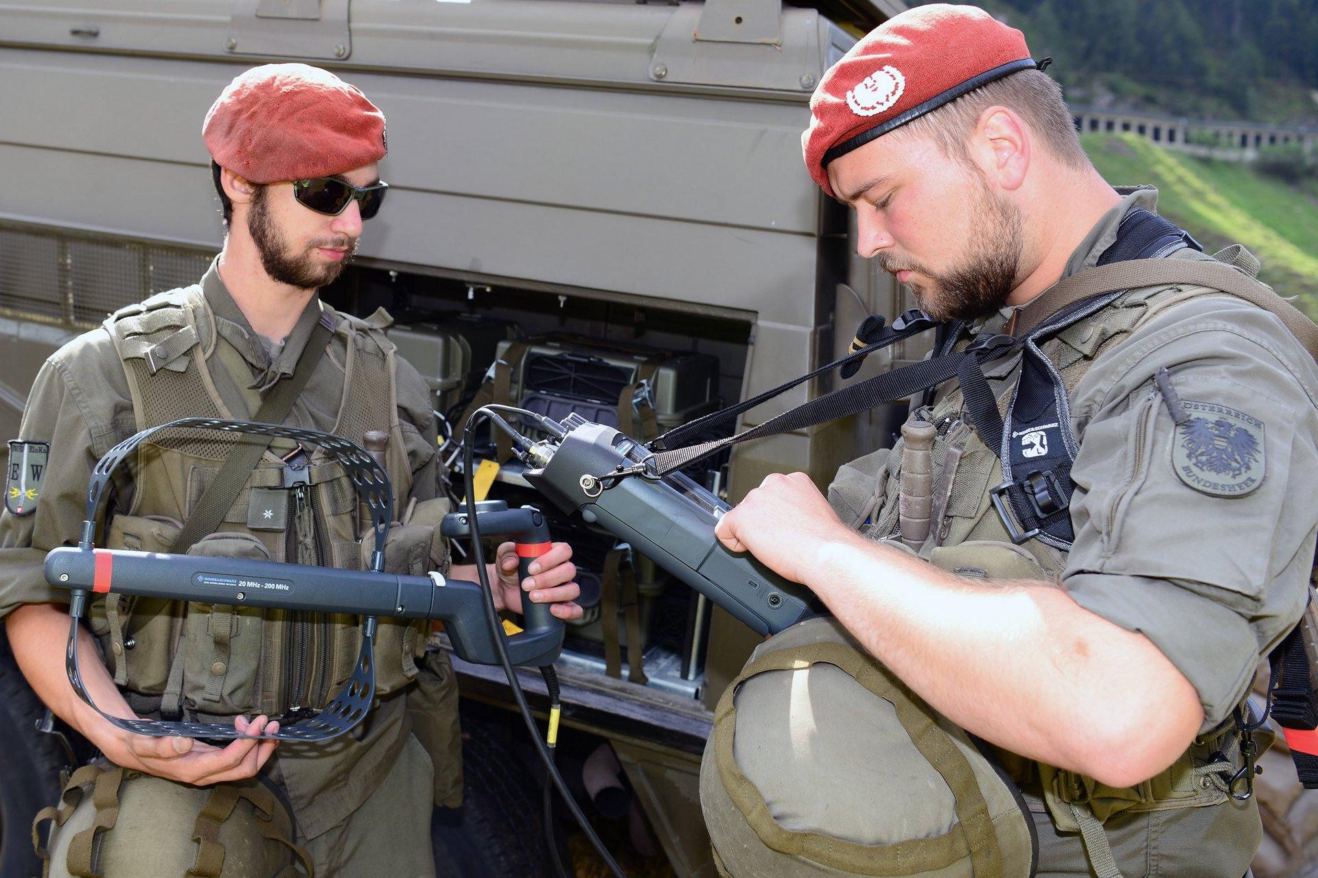 Soldaten der ELOKA-Truppe mit elektronischen Aufklärungsgeräten.