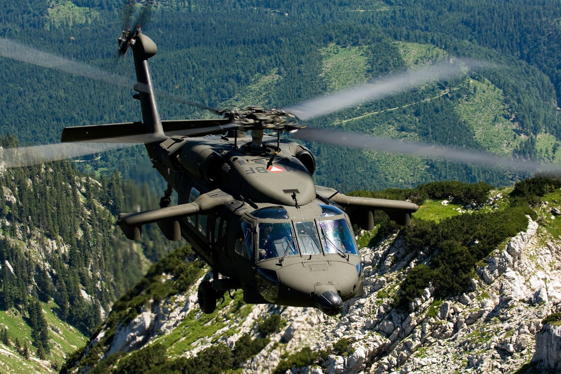 S-70 "Black Hawk" Hubschrauber fliegt über Berge.