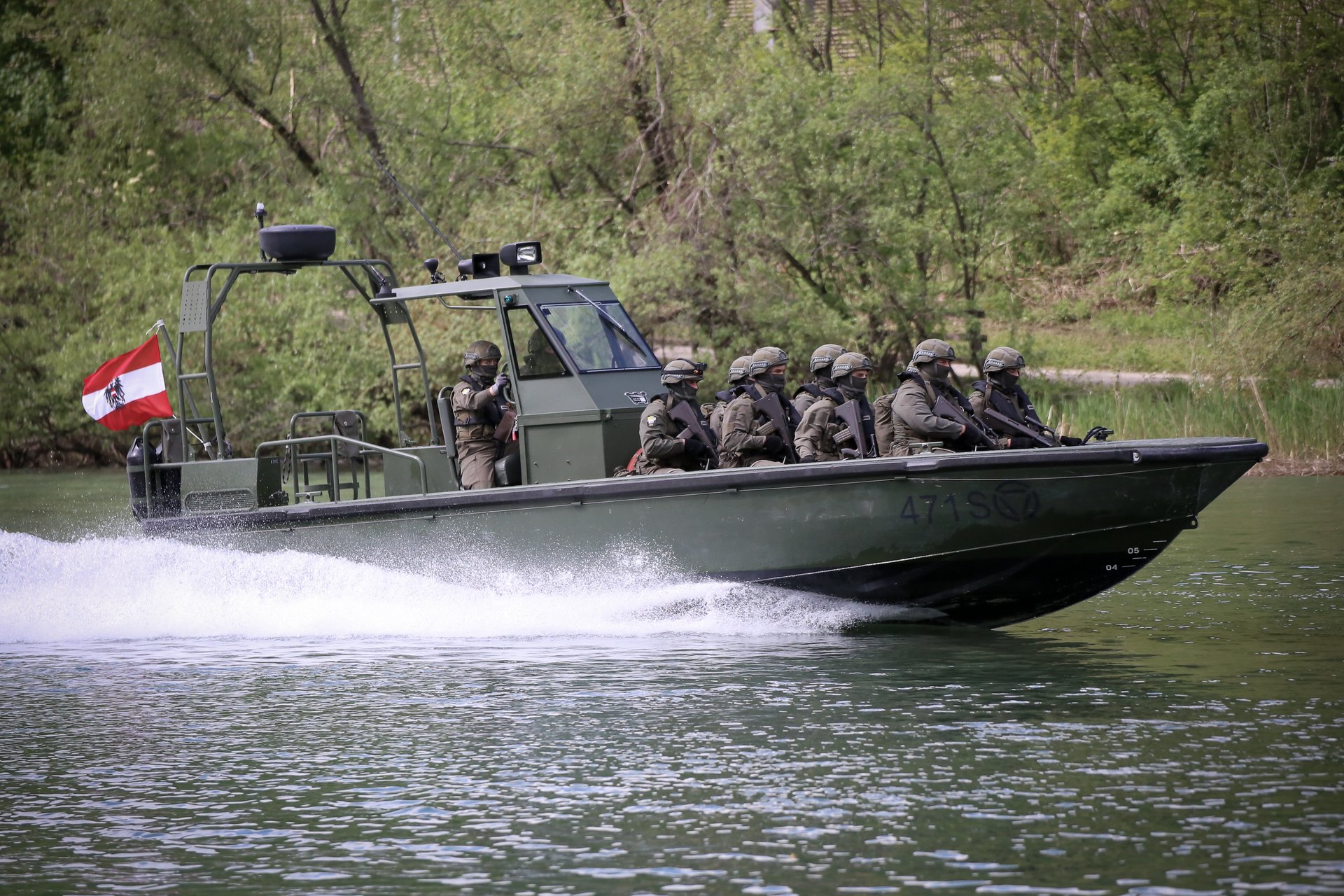 Pioniere fahren mit einem Boot auf einem Fluss.