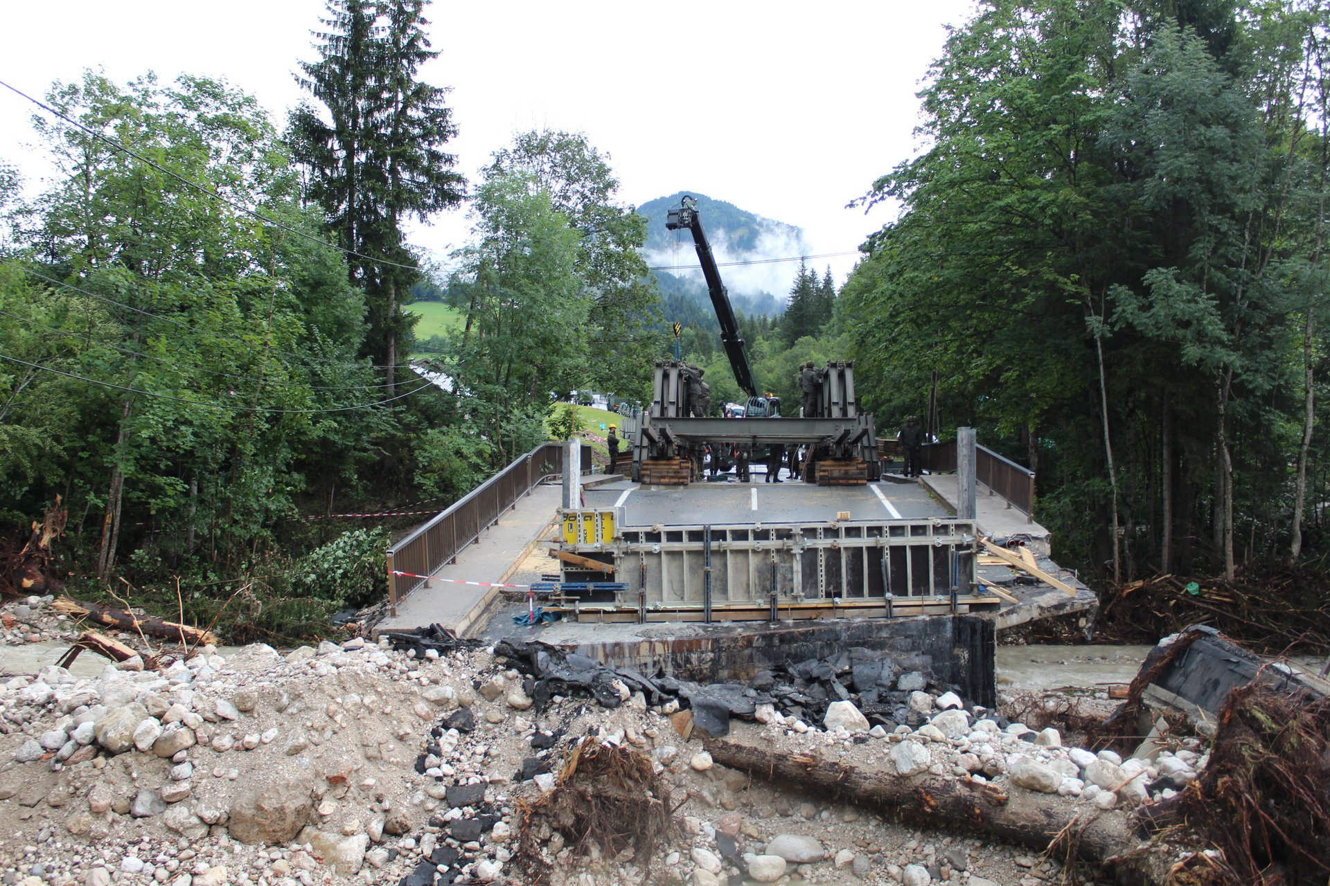 Salzburger Pioniere errichten nach heftigen Niederschlägen eine Brücke.