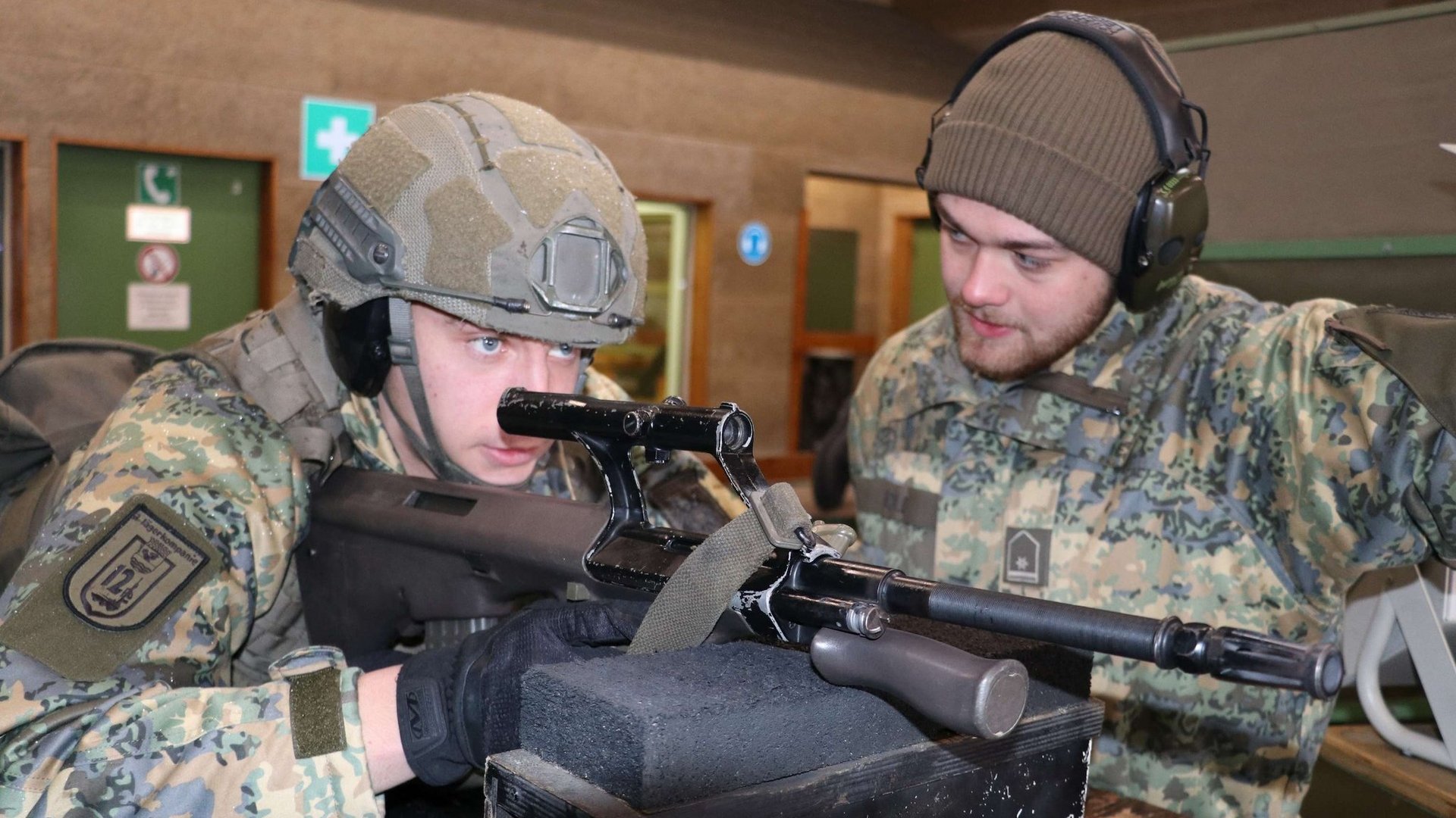 Volle Konzentration beim Schießbewerb mit dem Surmgewehr 77.