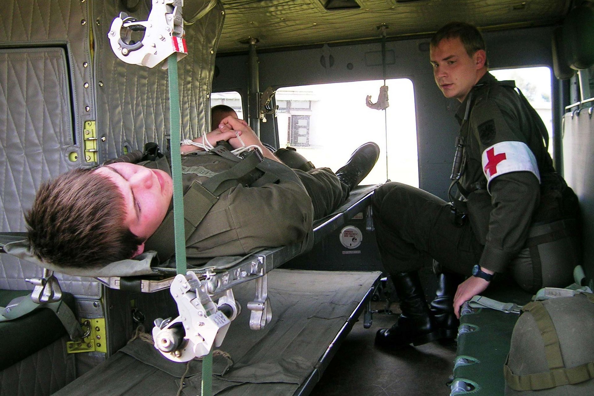 Verwundeter Soldat in einem Verwundetentransport 