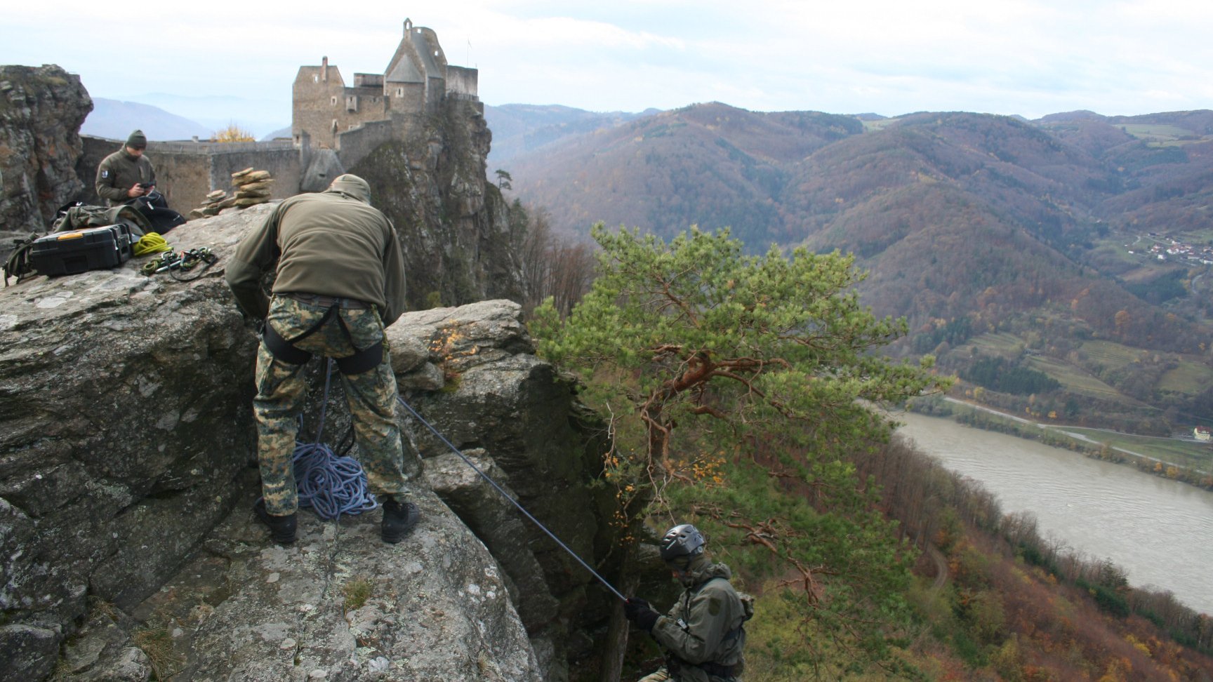 Die Pioniere seilen sich von einem Felsen ab.