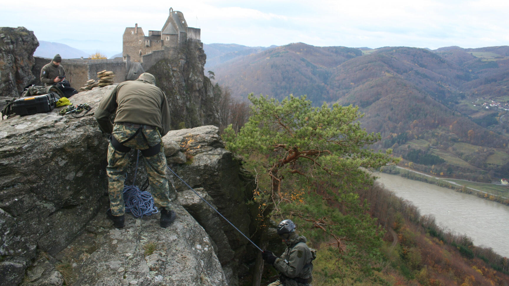 Die Pioniere seilen sich von einem Felsen ab.