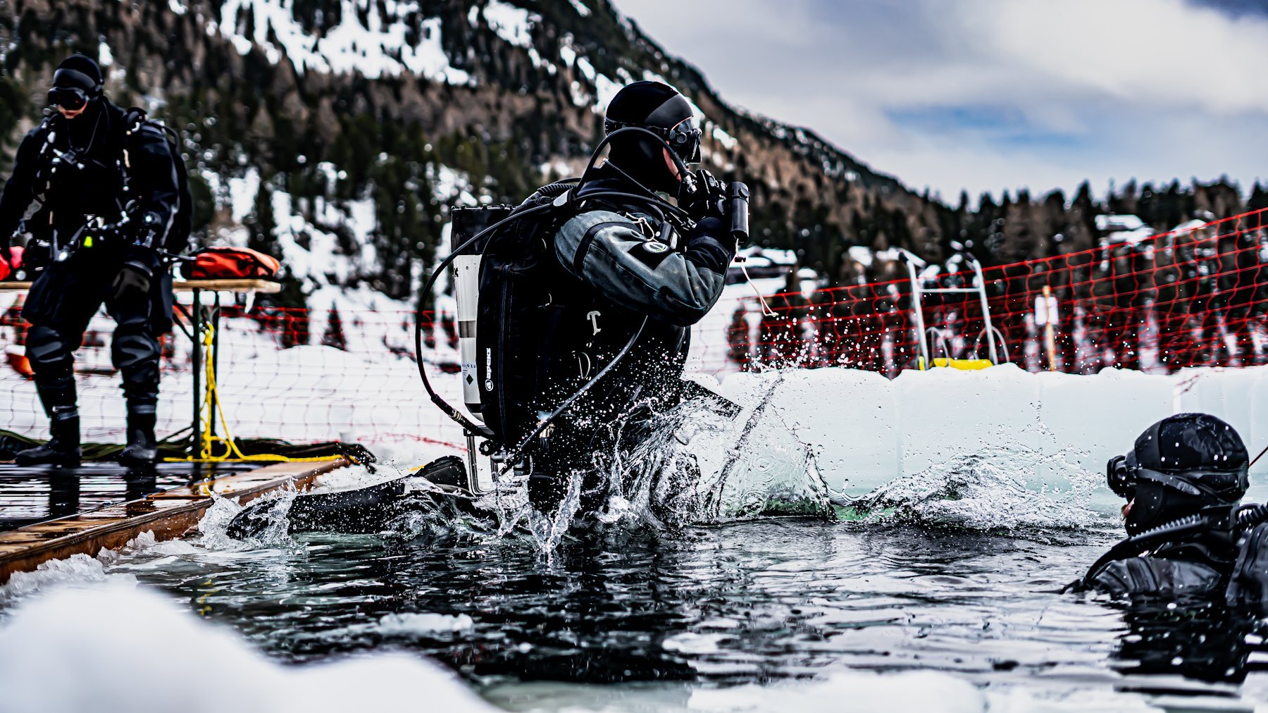 Sprung! Über ein Eisloch gelangen die Taucher ins Wasser. 