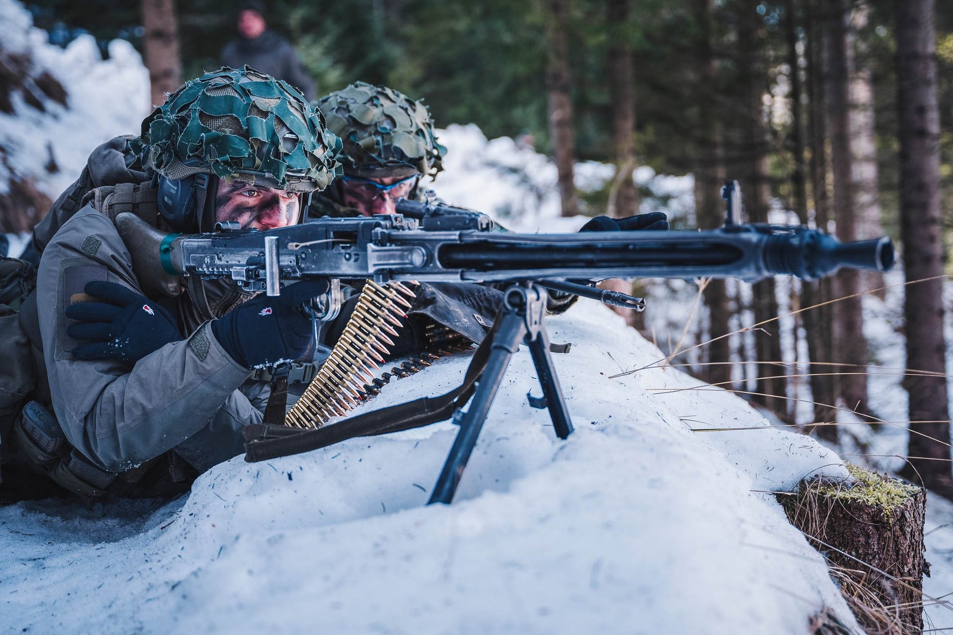 Soldat feuert liegend ein Maschinengewehr 74 ab