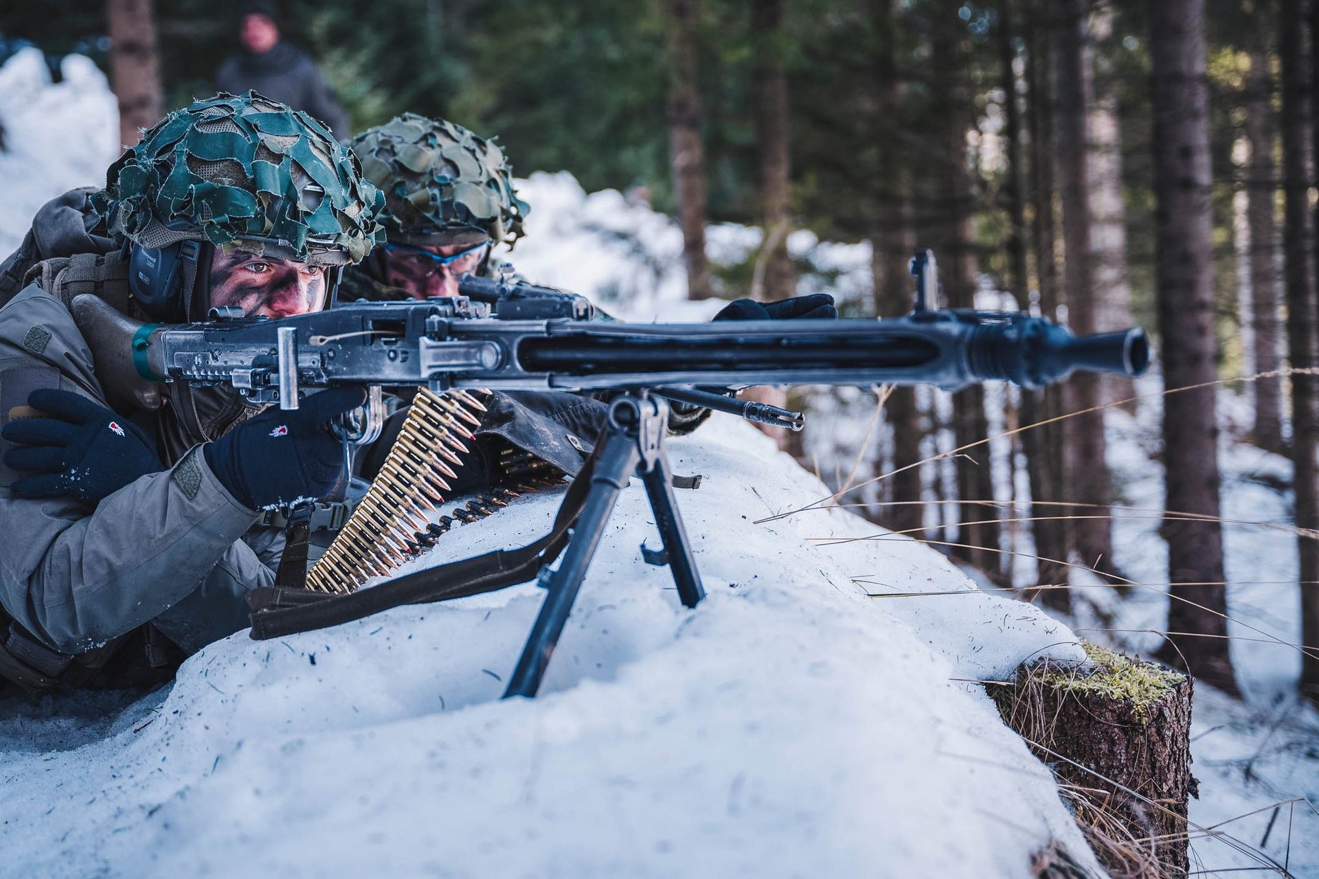 Soldat feuert liegend ein Maschinengewehr 74 ab