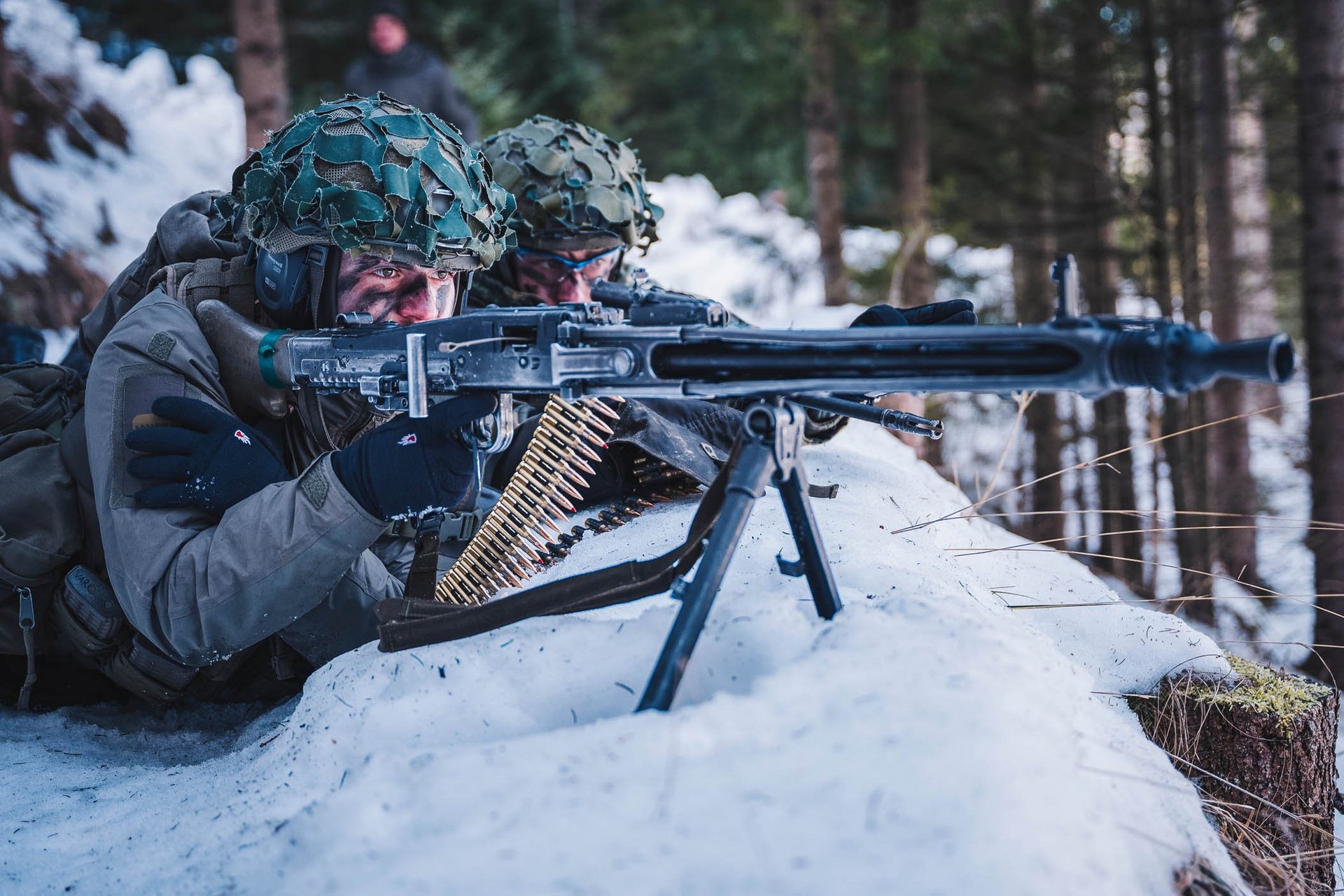 Soldat feuert liegend ein Maschinengewehr 74 ab