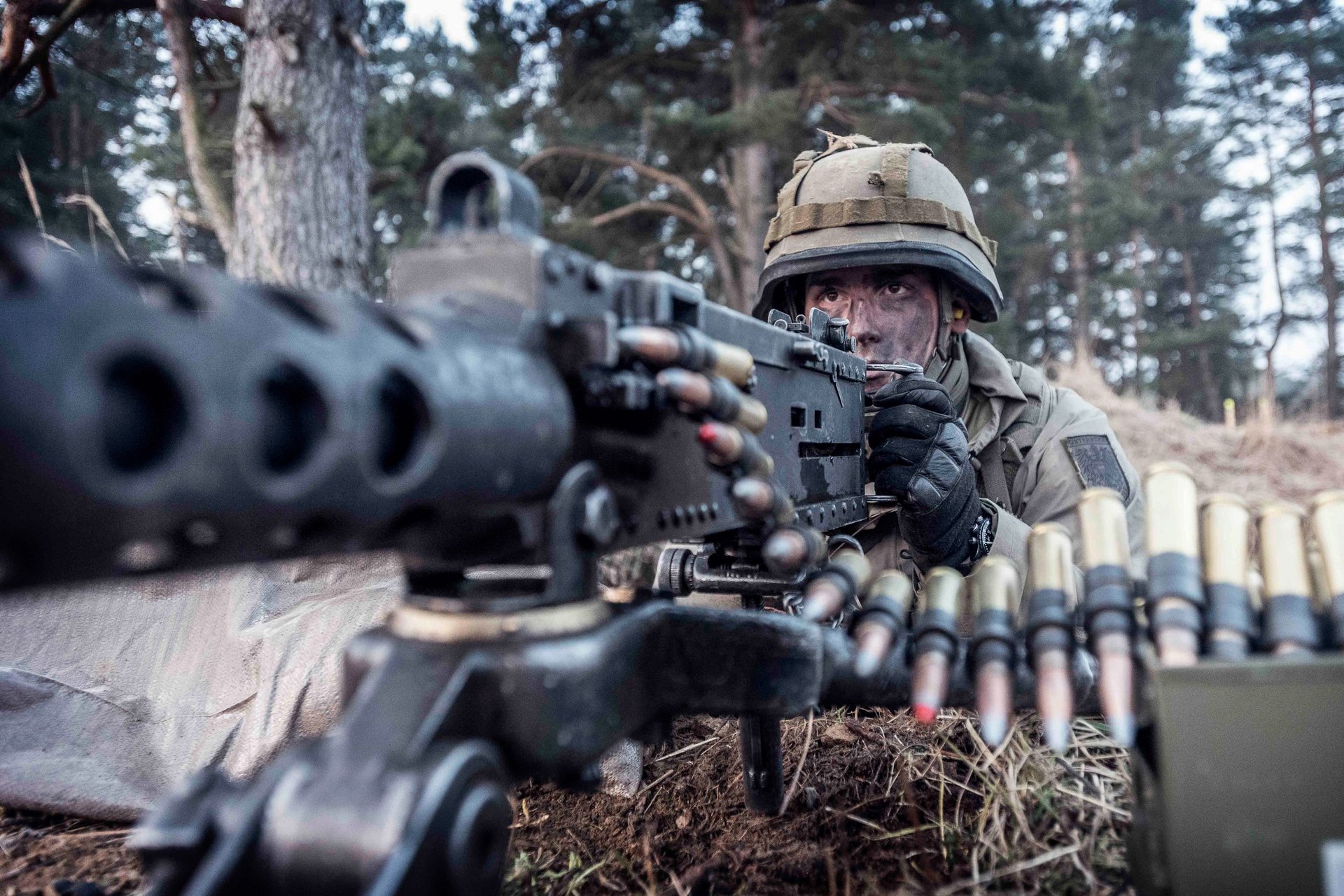 Ein Soldat trainiert das Schießen mit dem überschweren Maschinengewehr.