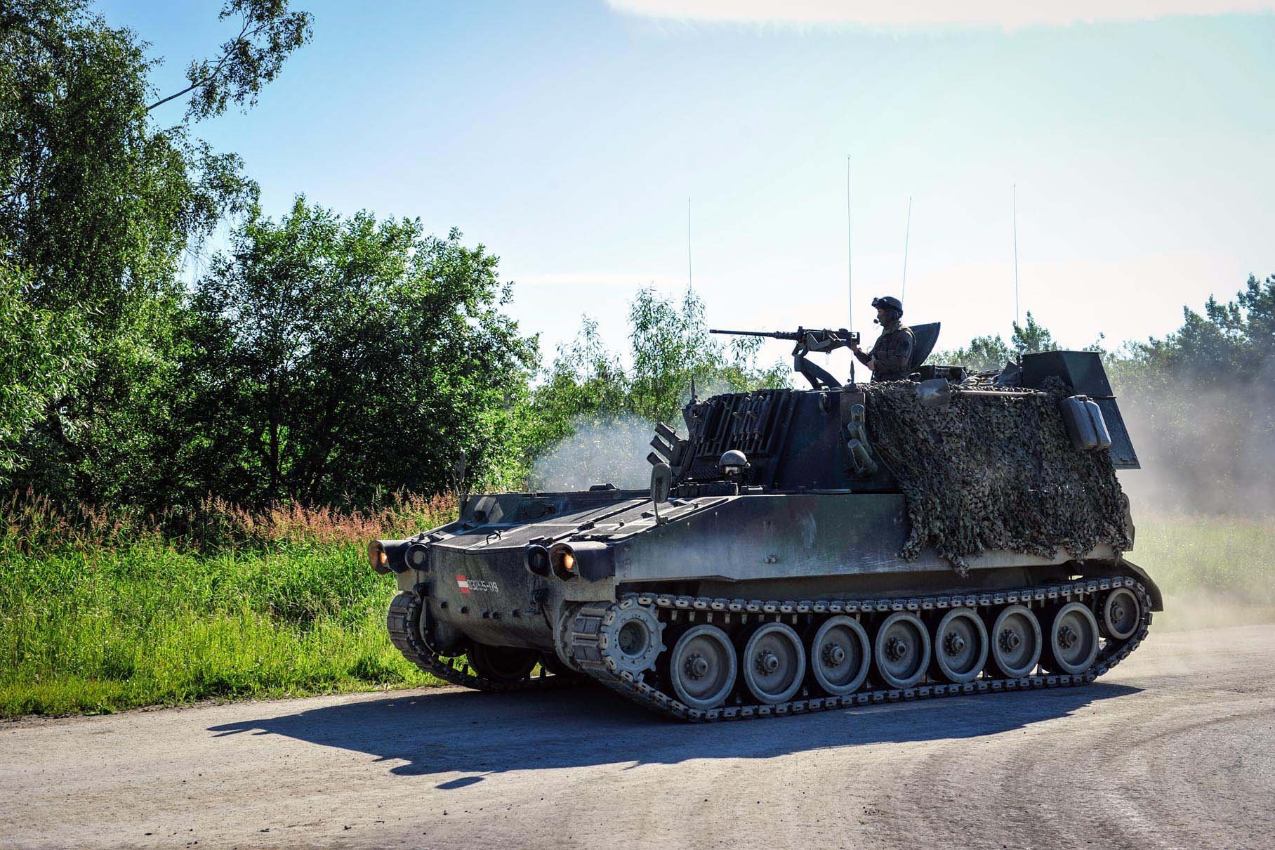 Ein Rechenstellenpanzer M-109 fährt am Truppenübungsplatz.