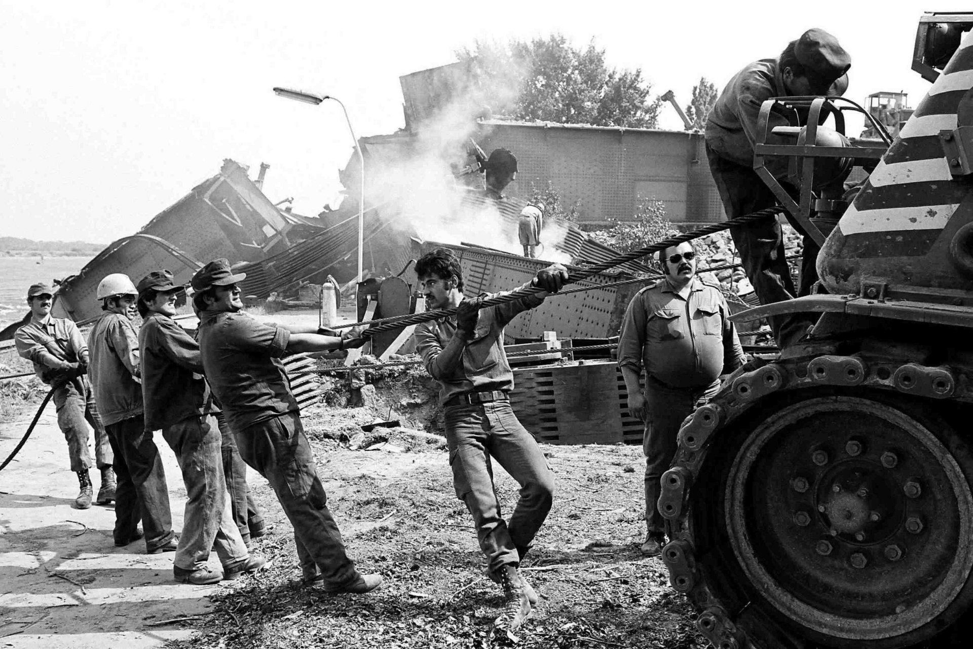 Die Soldaten unterstützten nicht nur mit Bergepanzern sondern packten auch selbst an.