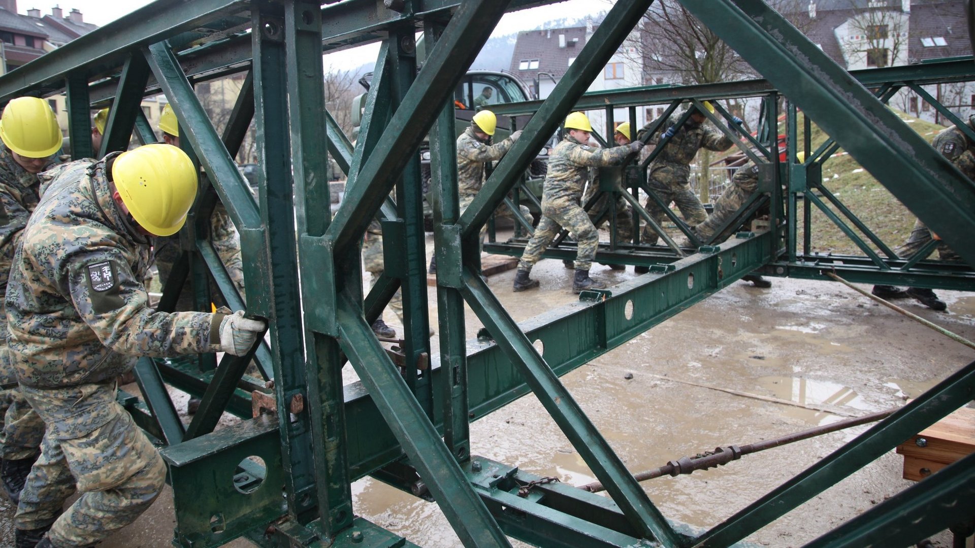 Berufssoldaten und Grundwehrdiener der "Melker Pioniere" errichten eine Behelfsbrücke.